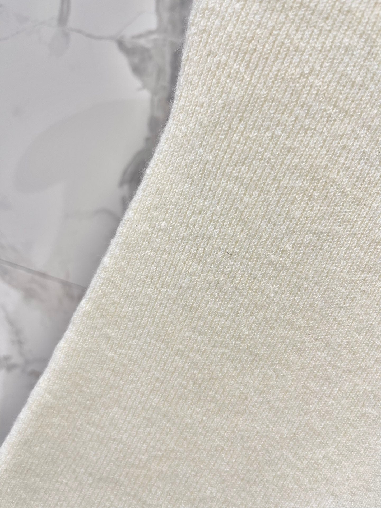 25fw Half high neck triangular vest