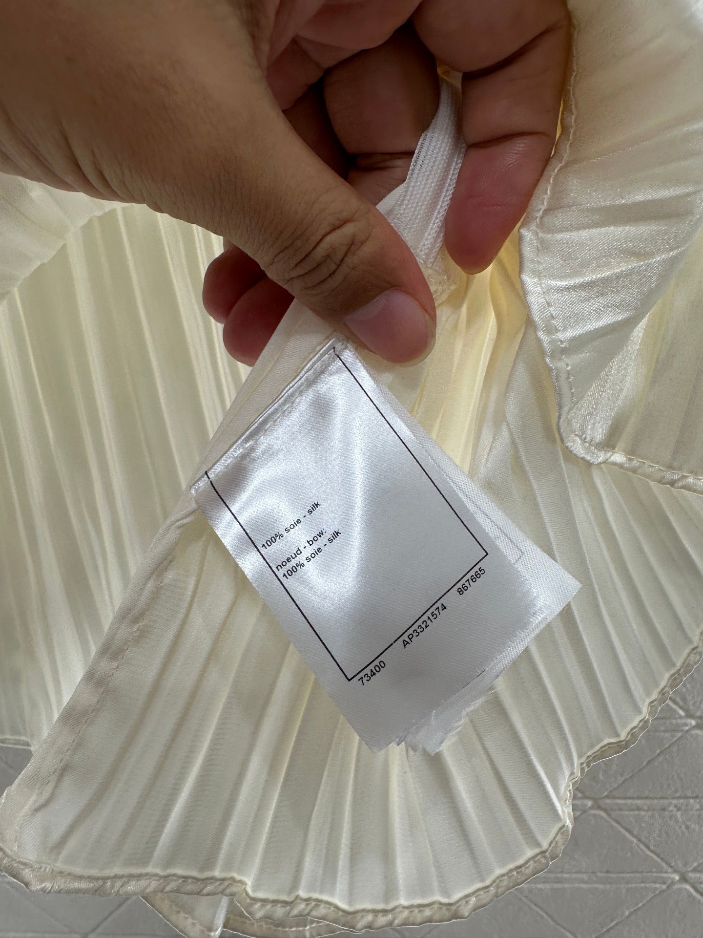 Color blocked bow deep V-vest