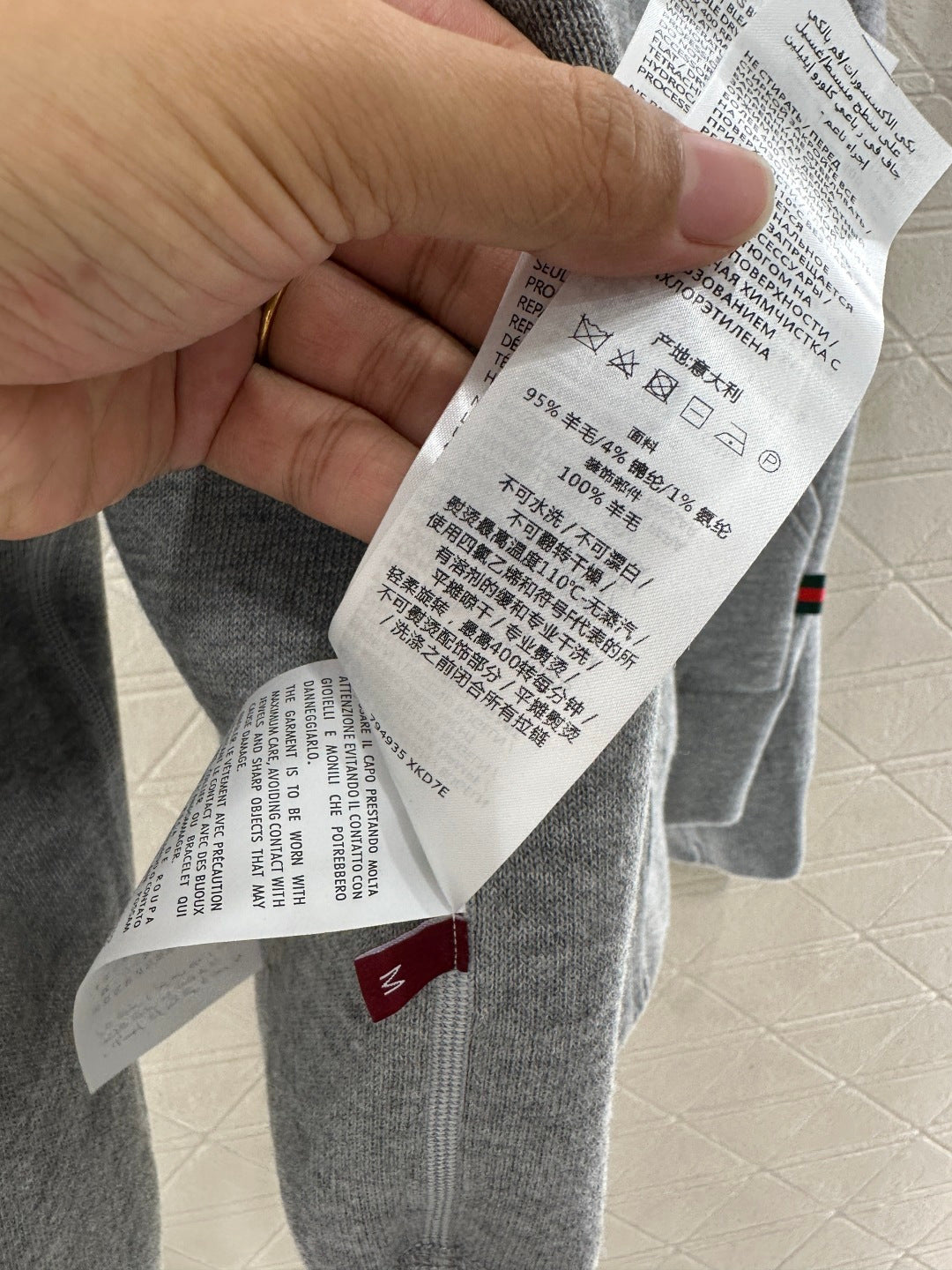 Wear a double G jacquard knitted hooded jacket on both sides