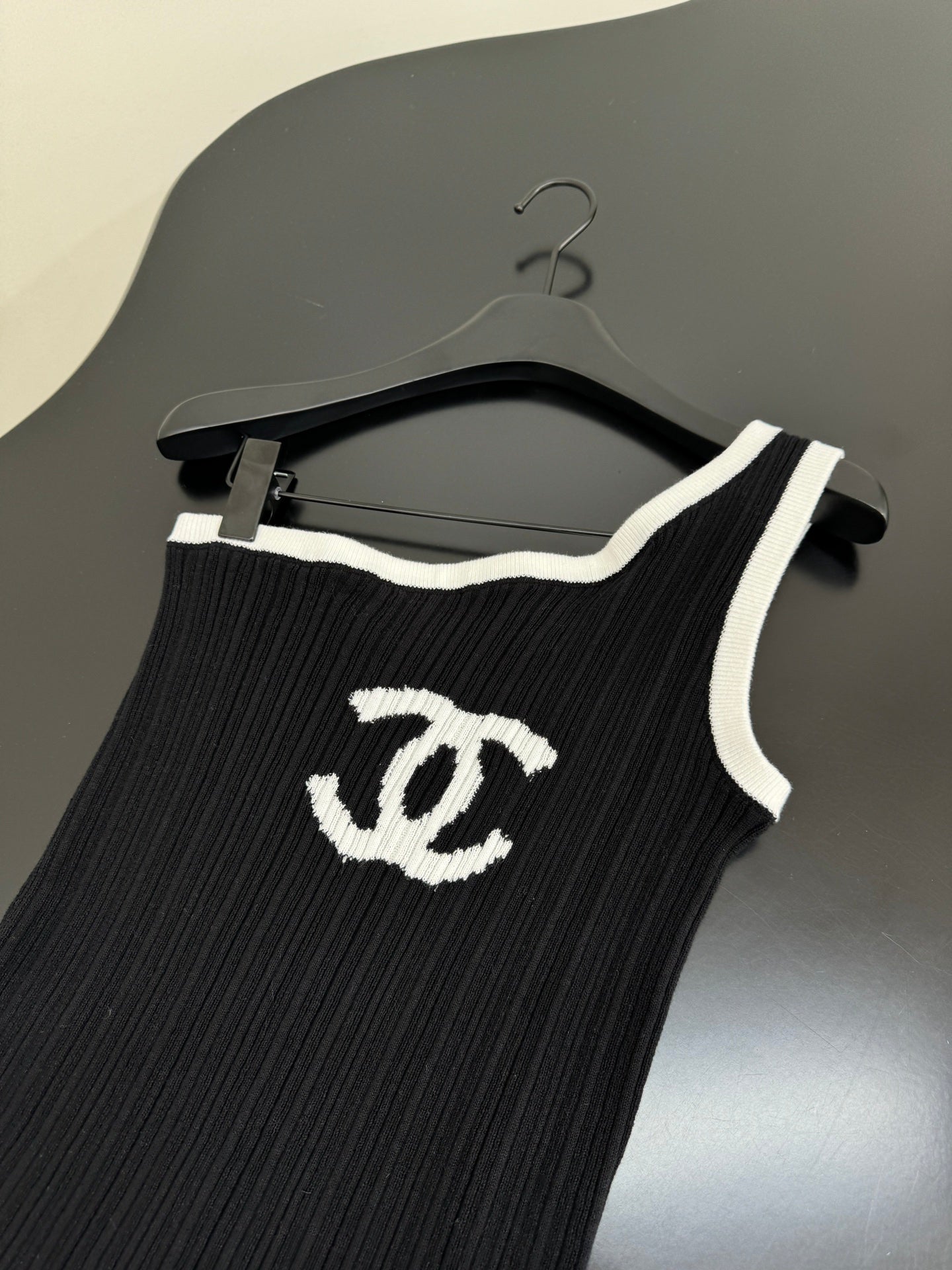 25 New Off-shoulder Knitted Vest