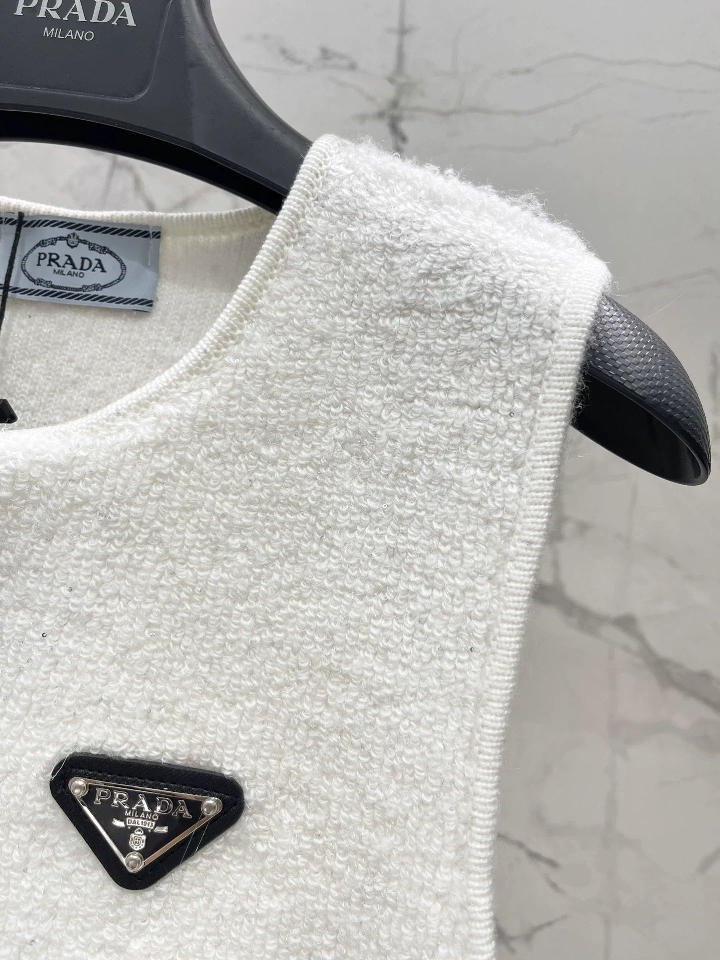 25fw Triangle logo knitted sleeveless vest