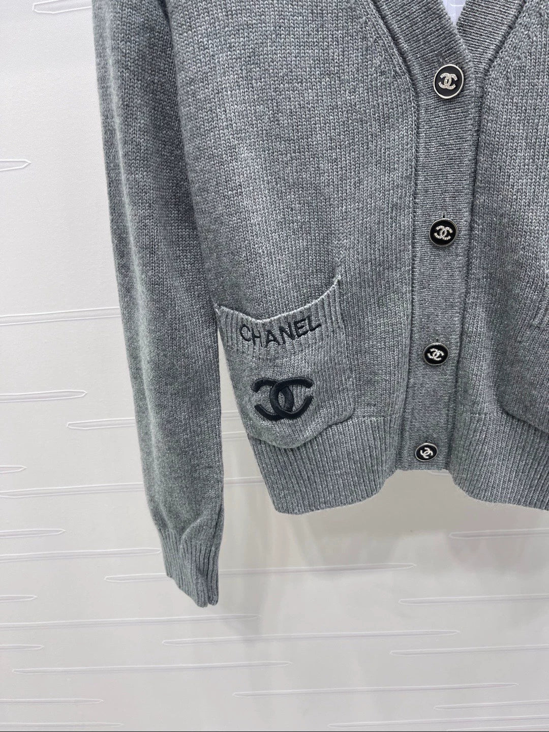 25fw V-neck long sleeved knitted cardigan