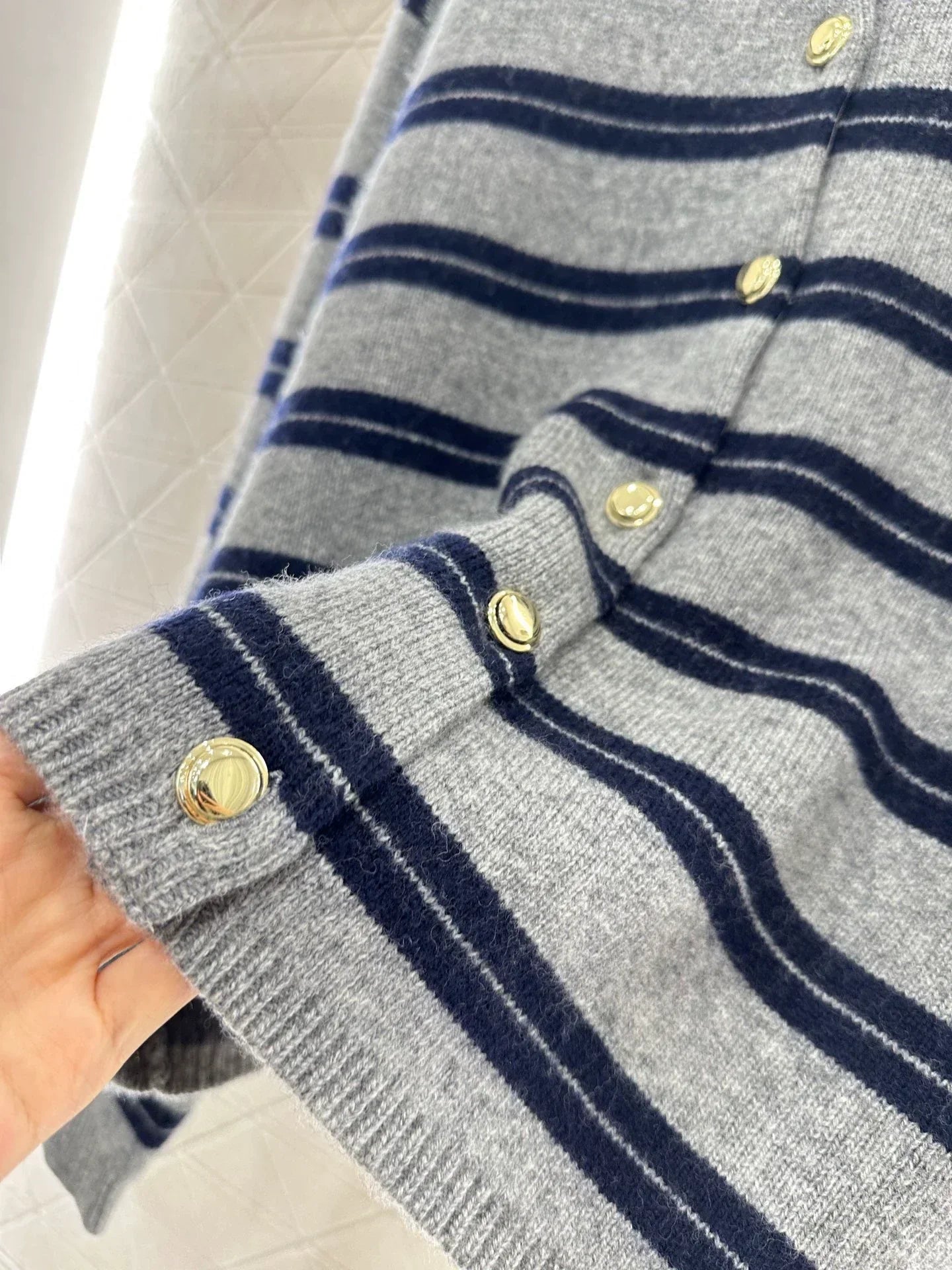 25 Striped knitted long sleeved cardigan