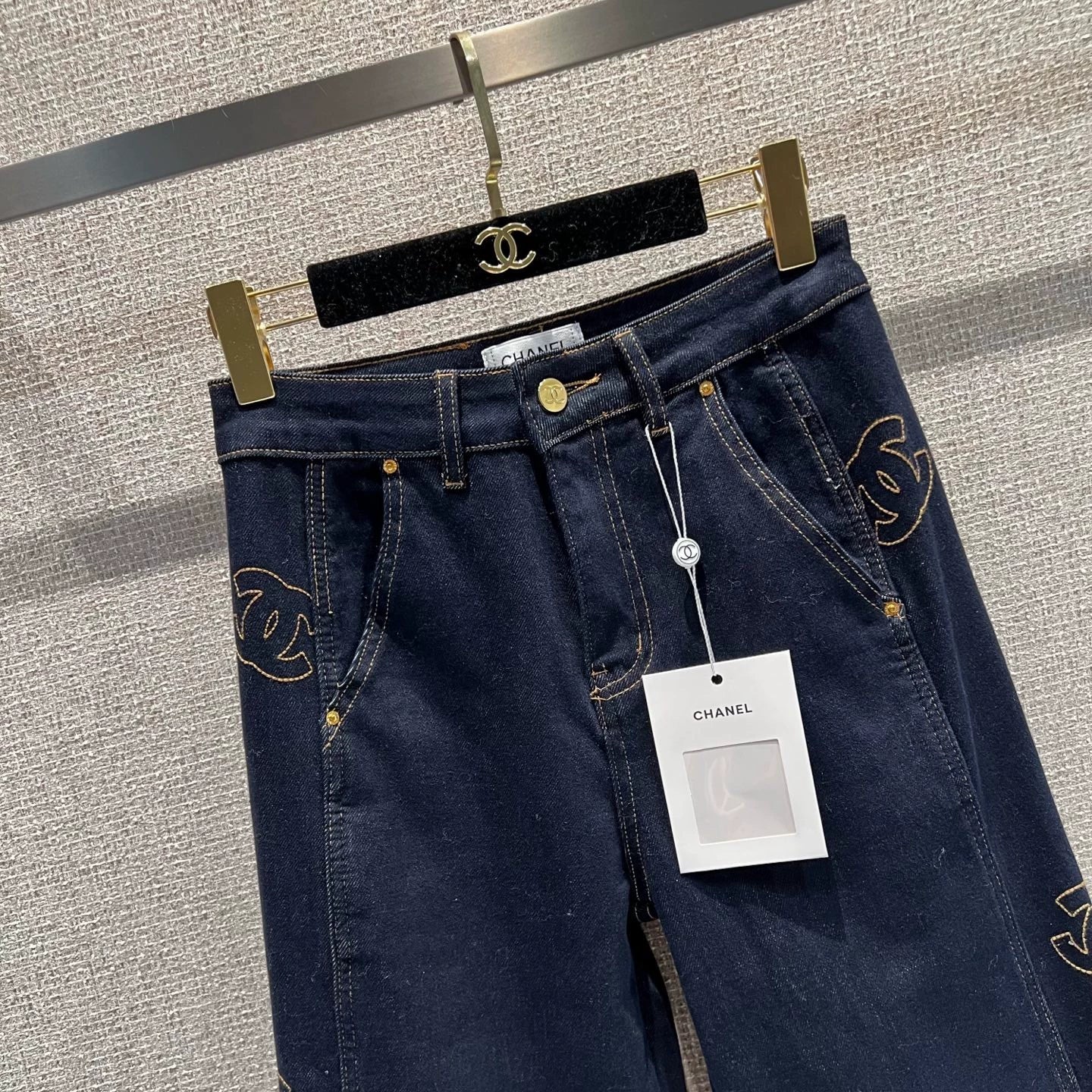 Side-embroidered washed denim jeans