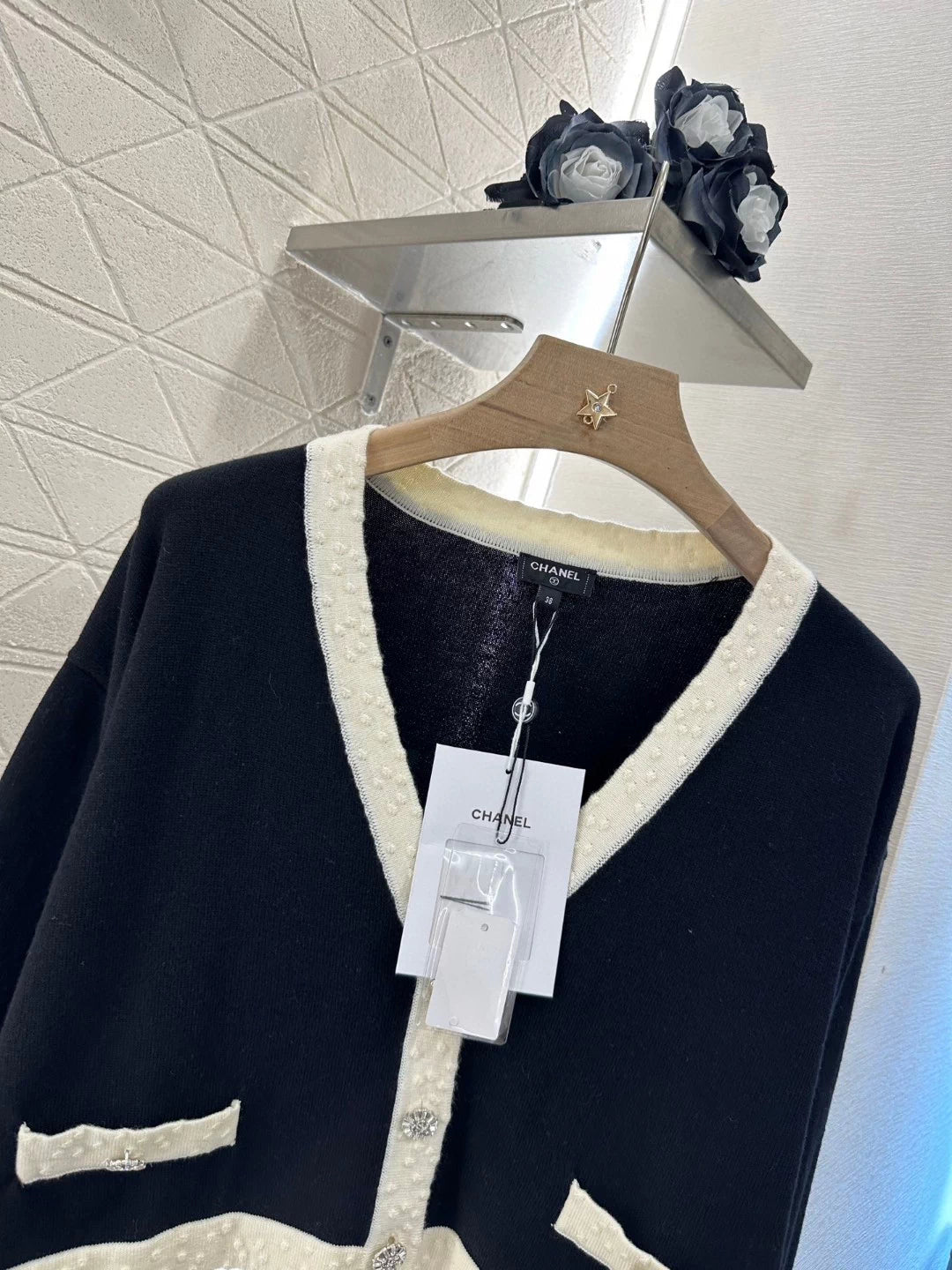 V-neck short knit sweater