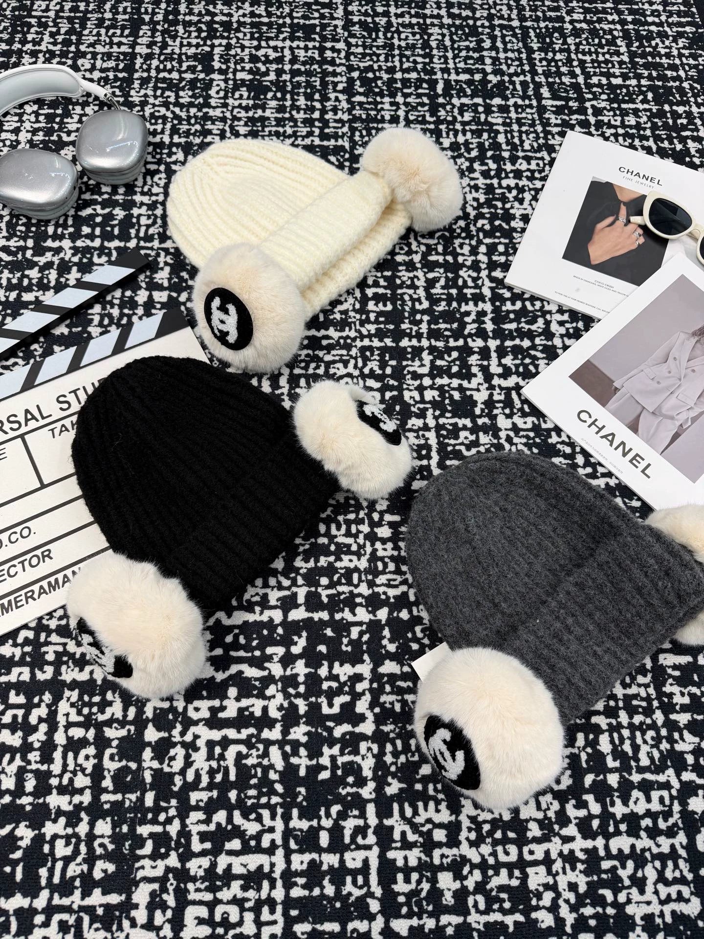 Earbag connected wool hat