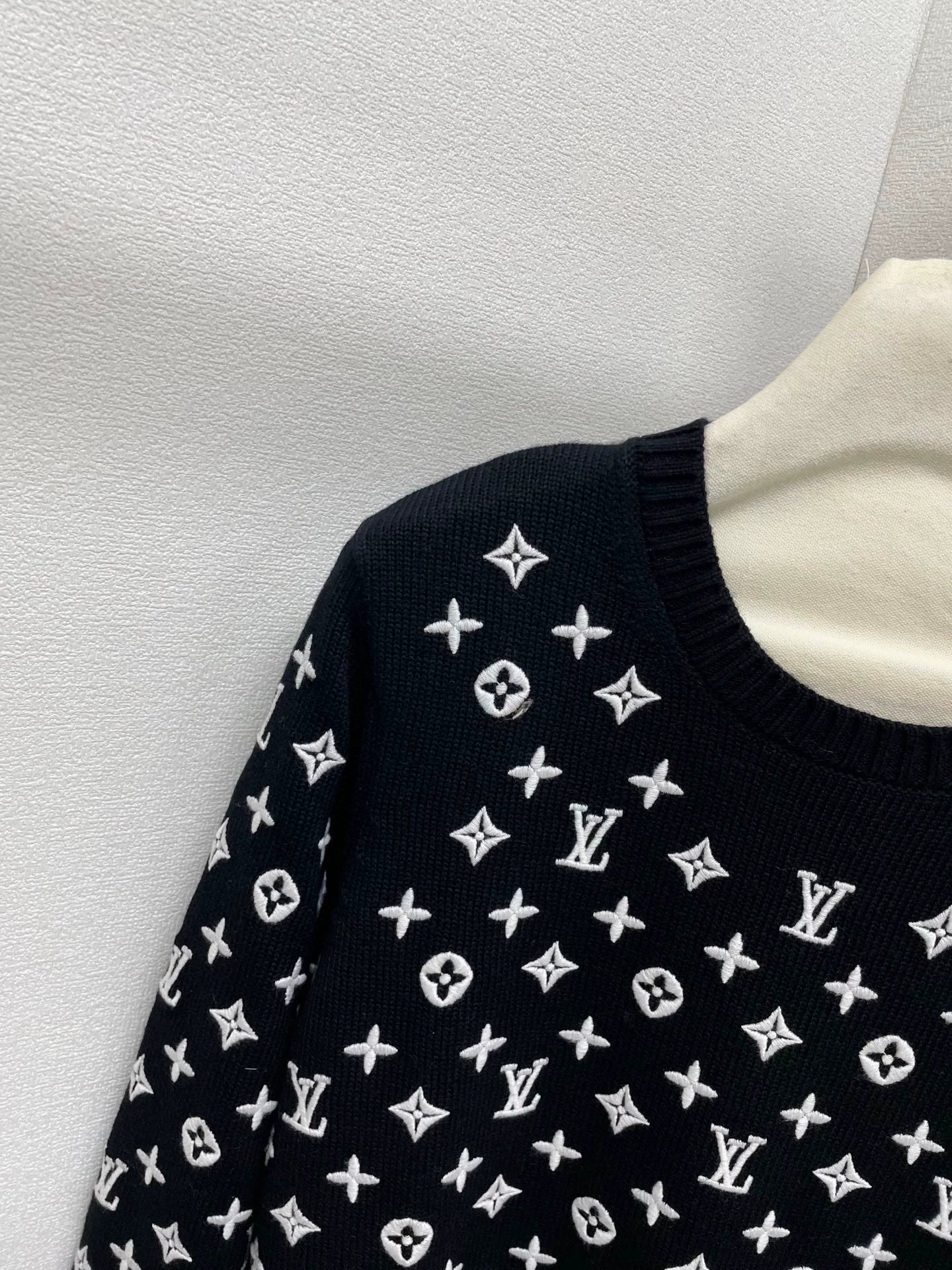 Old flower embroidery knitted sweater