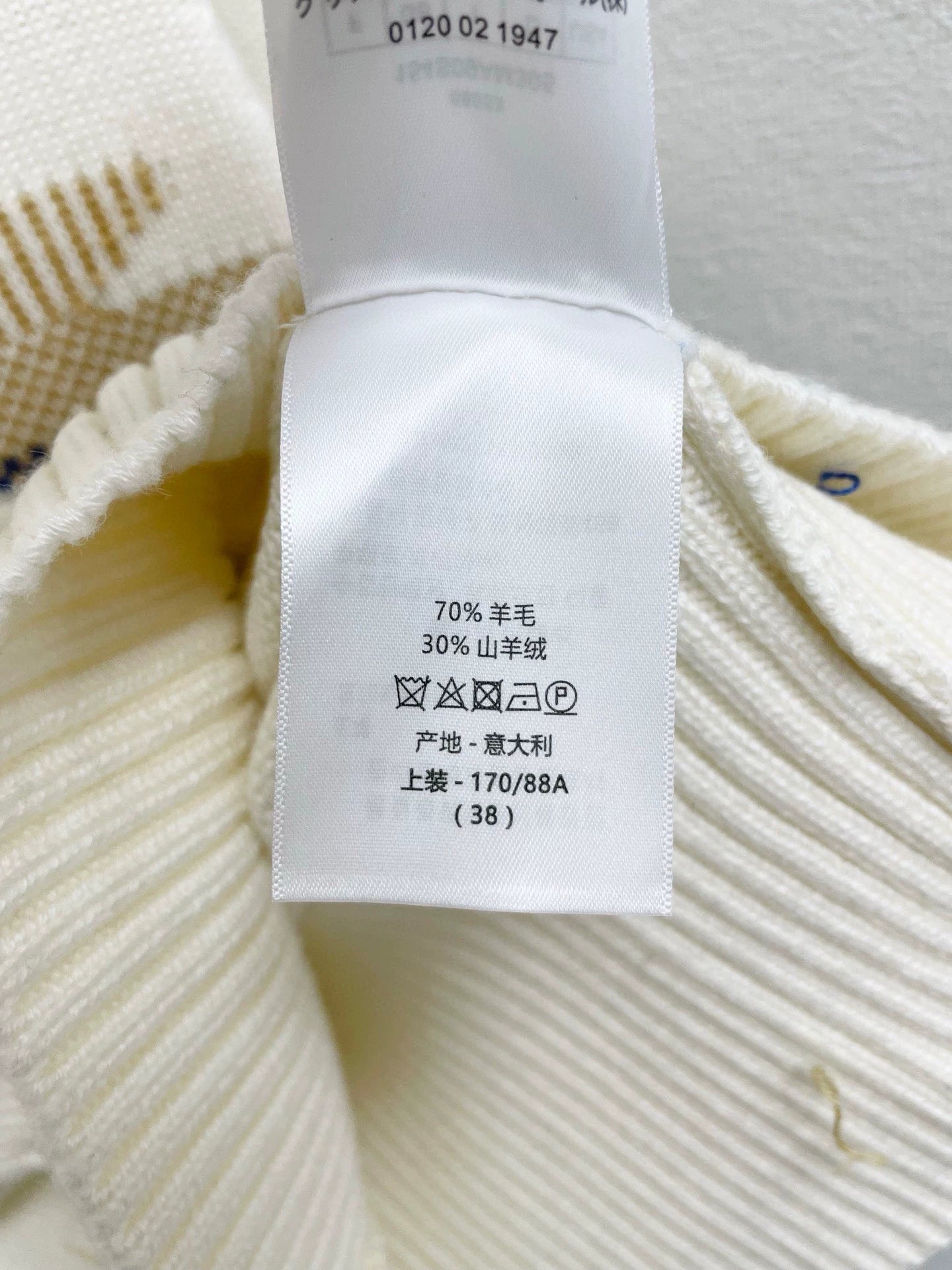 25fw Vertical contrasting navy neck sweater