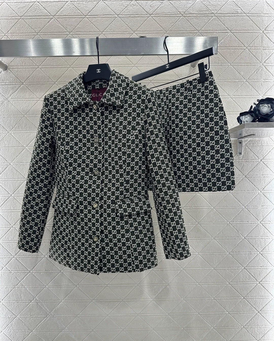 Flip collar jacquard suit