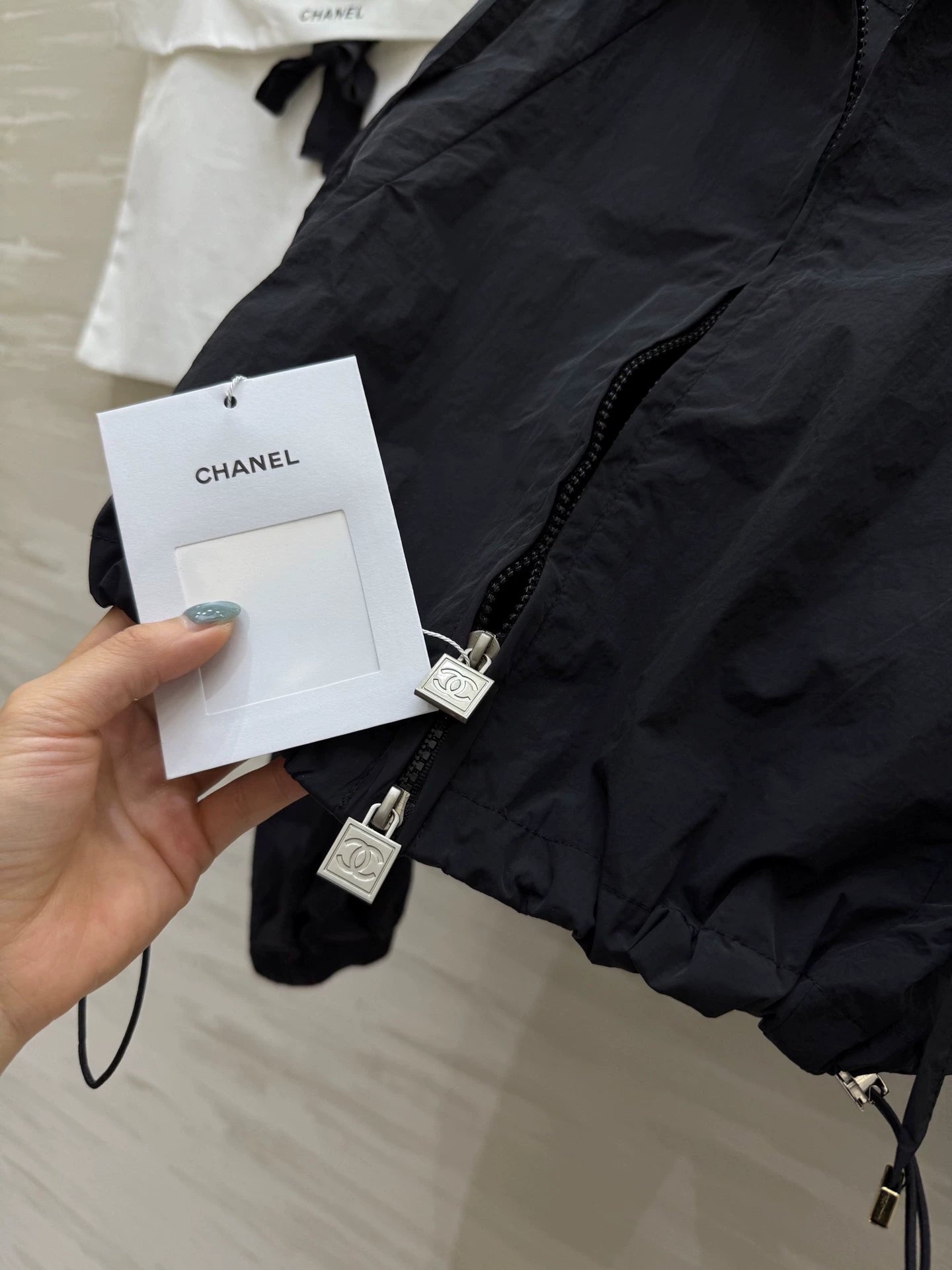 Thin hooded short jacket