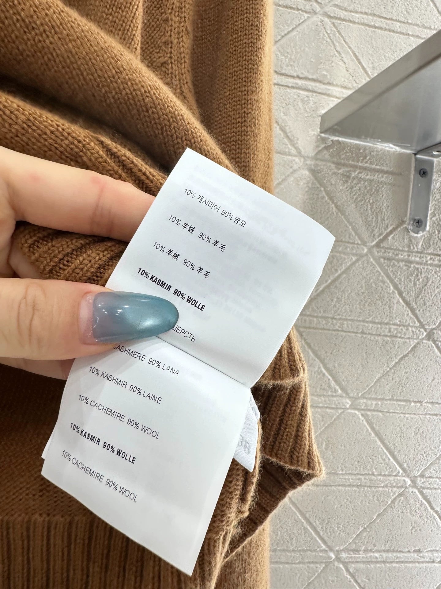 Knitted top with split leather collar