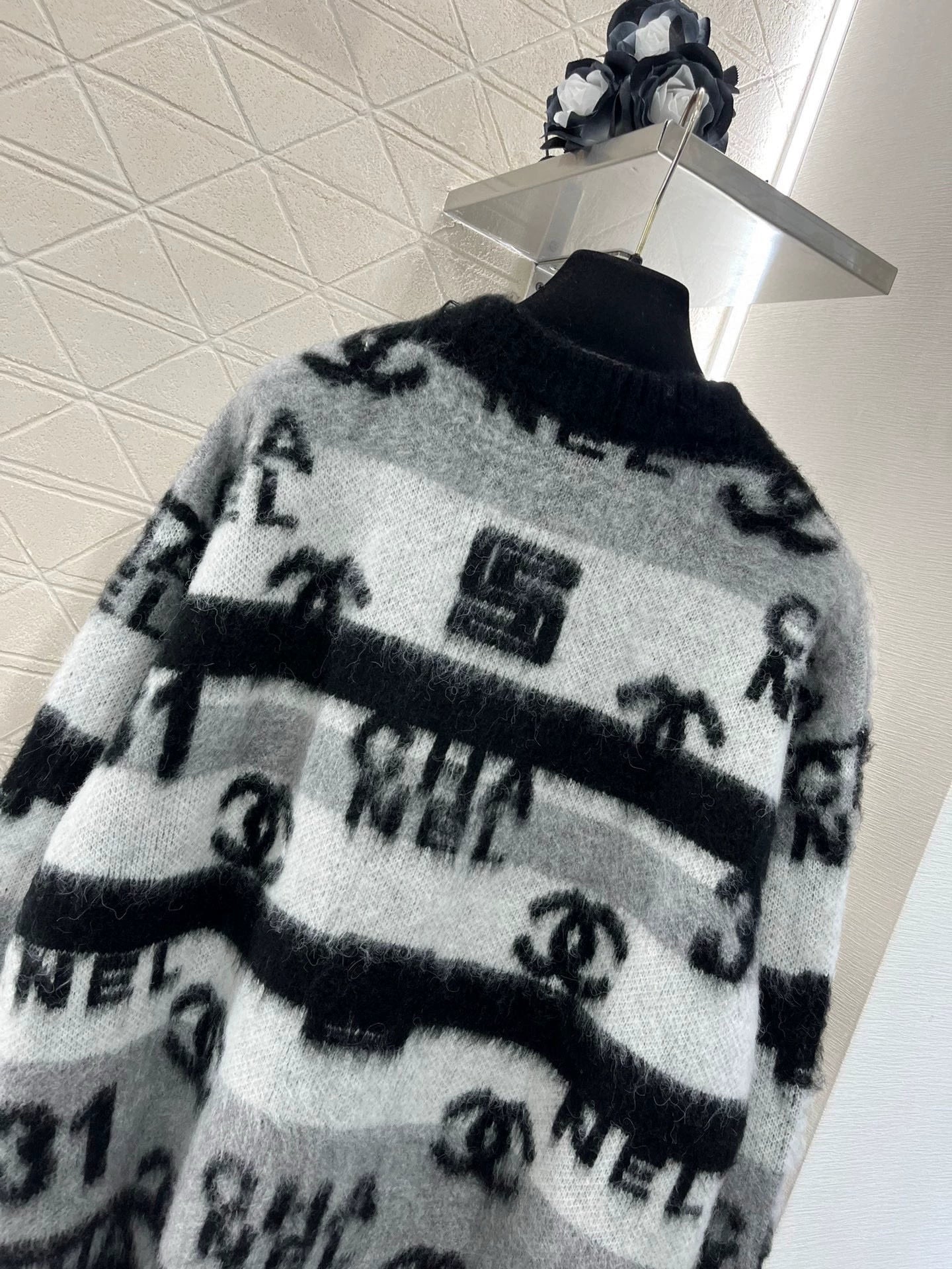 25fw Striped jacquard knitted cardigan