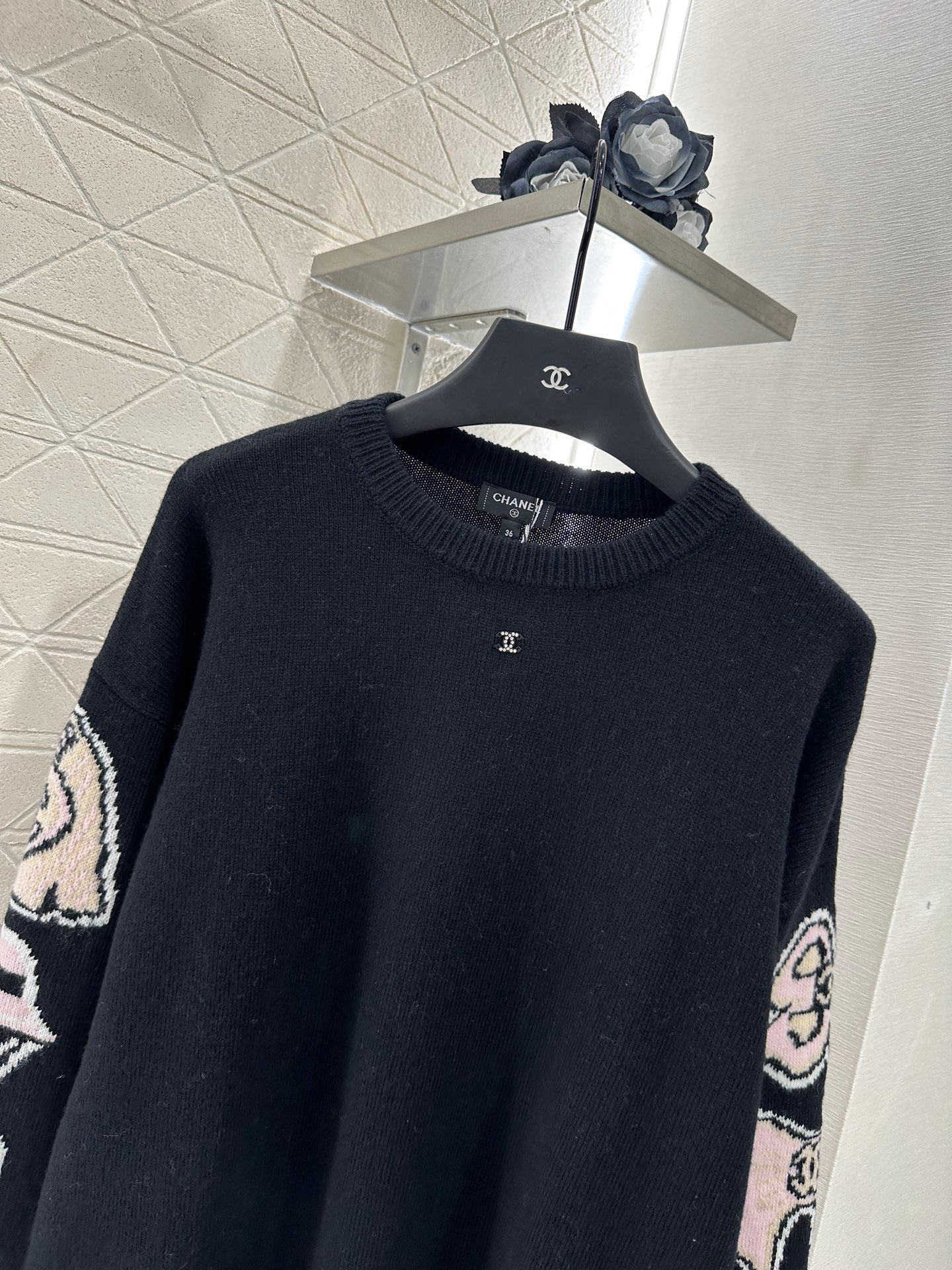 25 Comic-patterned crocheted letter knit sweater