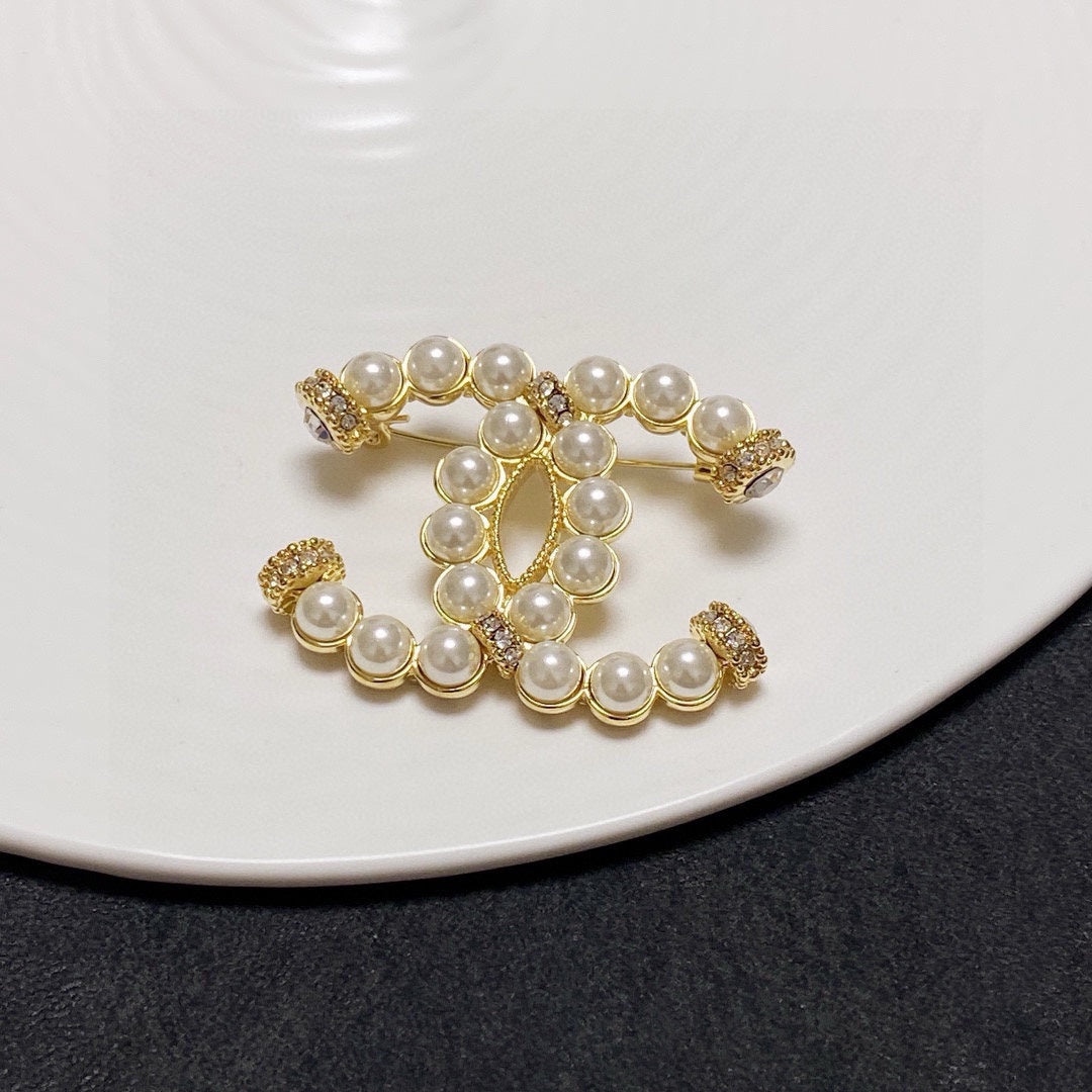 25fw Pearl logo brooch