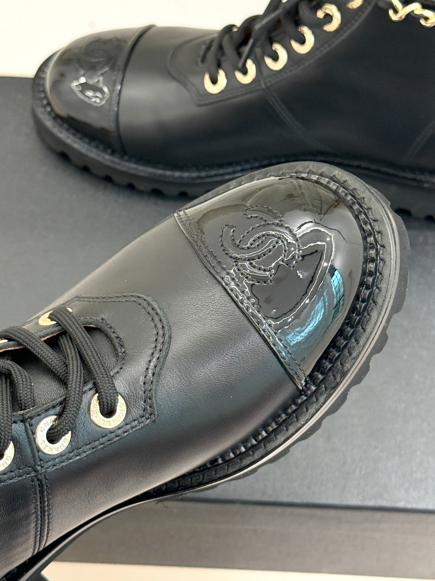 25 New product chain thick heel short boots