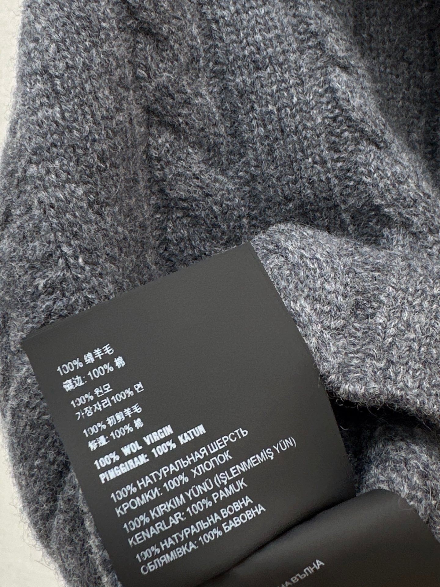 V-neck waist-baring knitted wool sweater