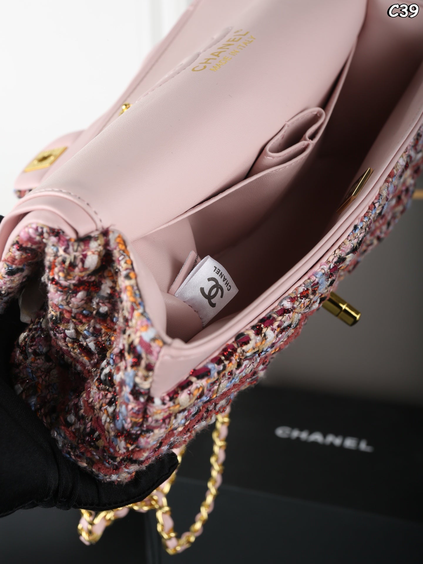 New pink tweed chain shoulder bag