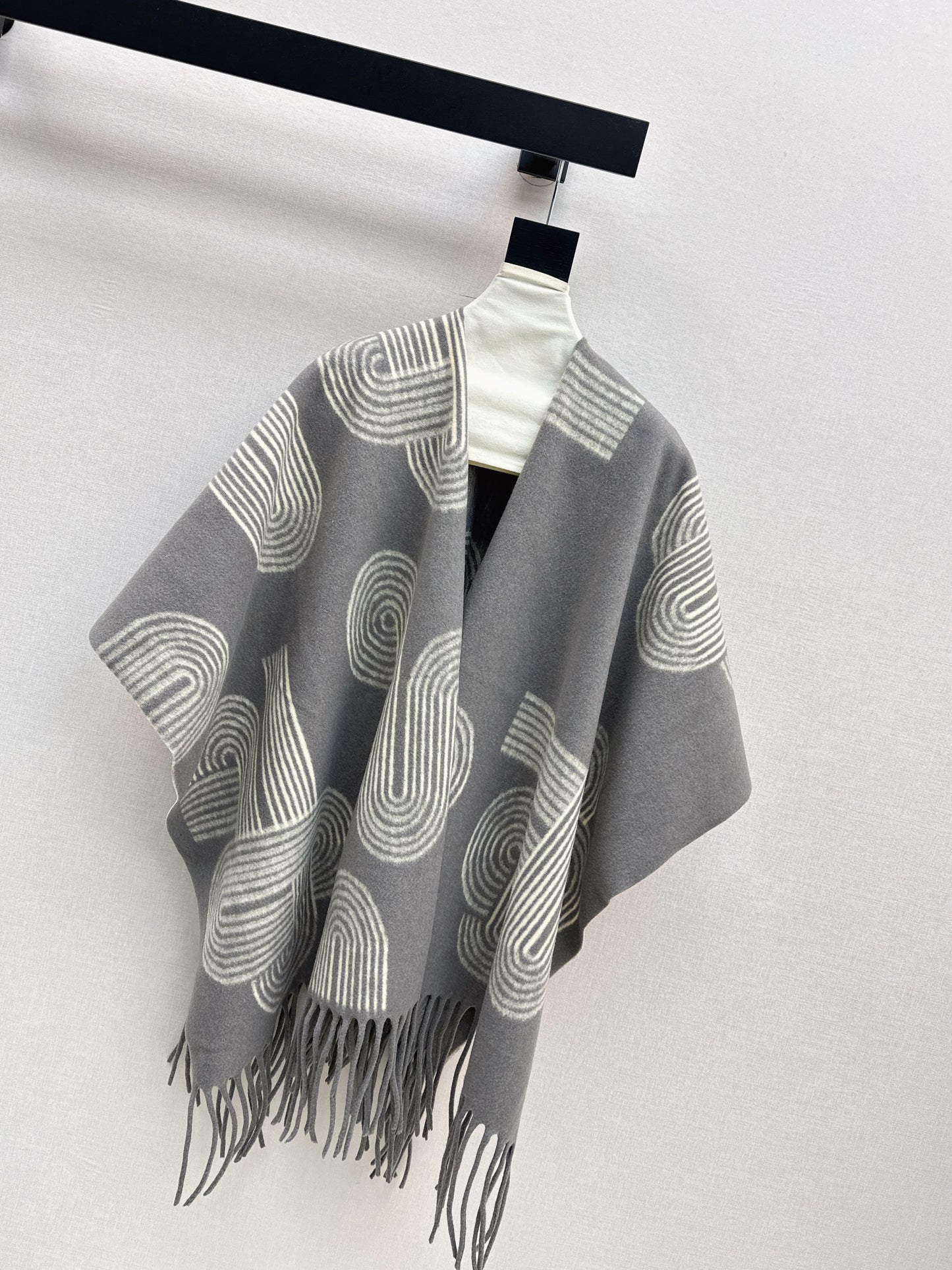 25fw Knitted cloak, shawl jacket