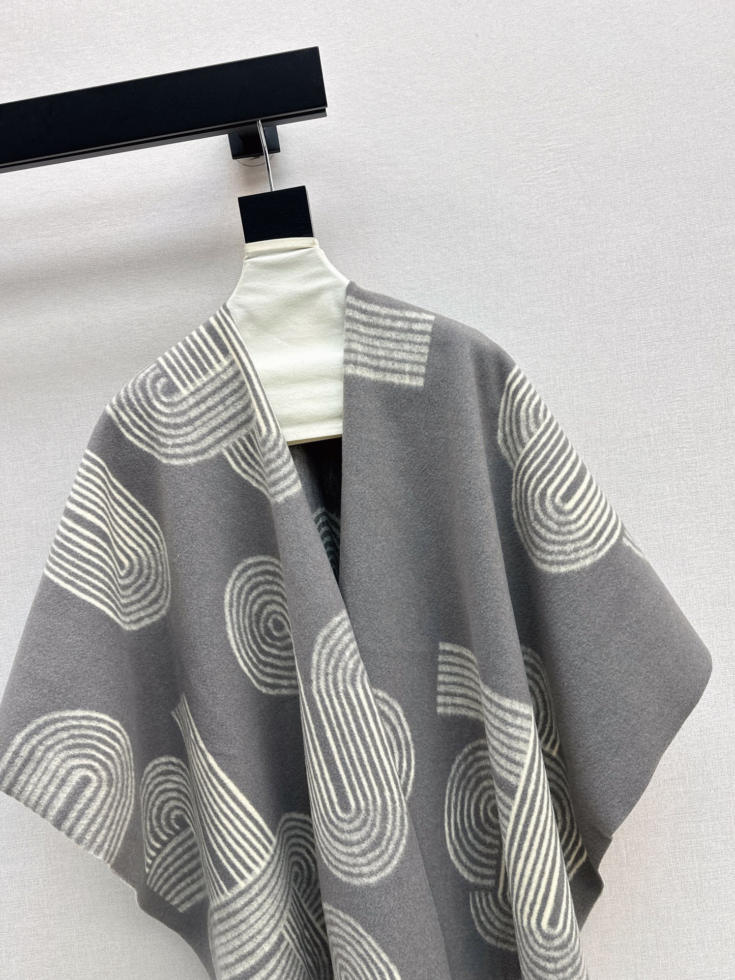 25fw Knitted cloak, shawl jacket