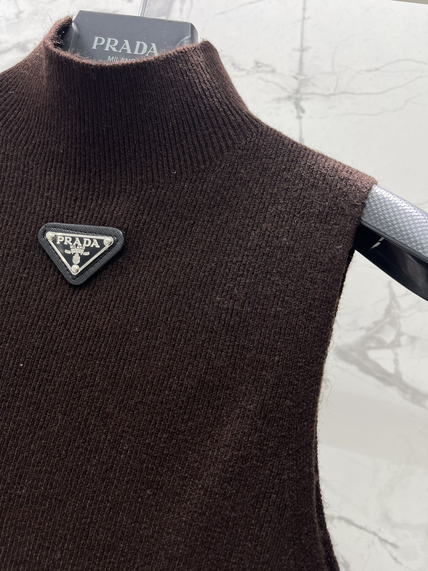 25fw Half high neck triangular vest