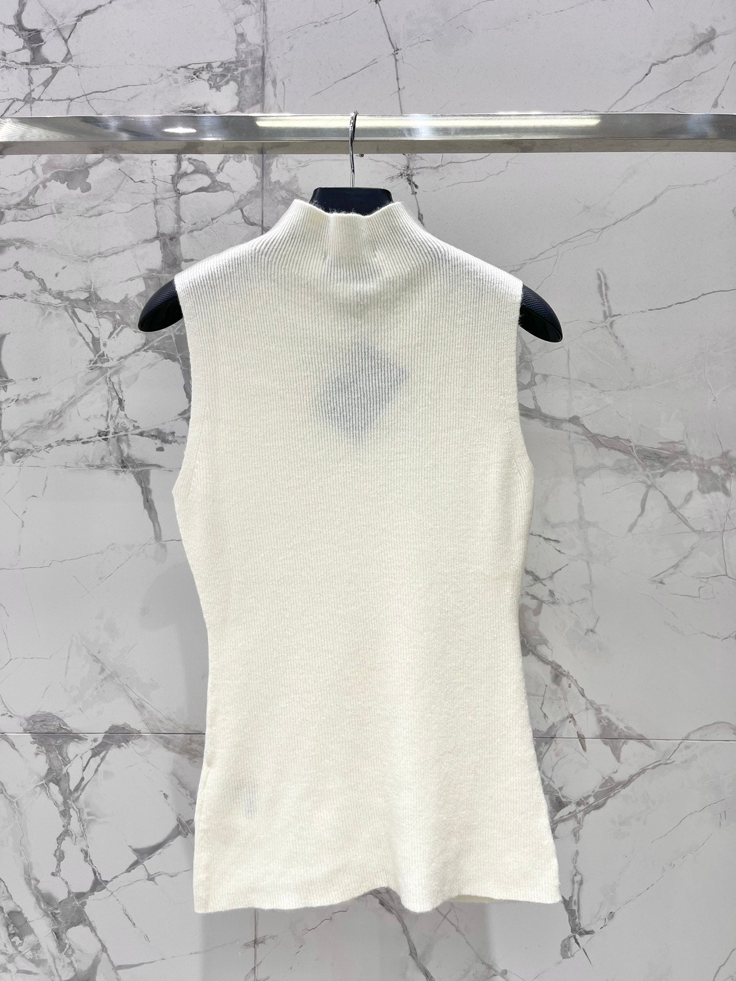 25fw Half high neck triangular vest