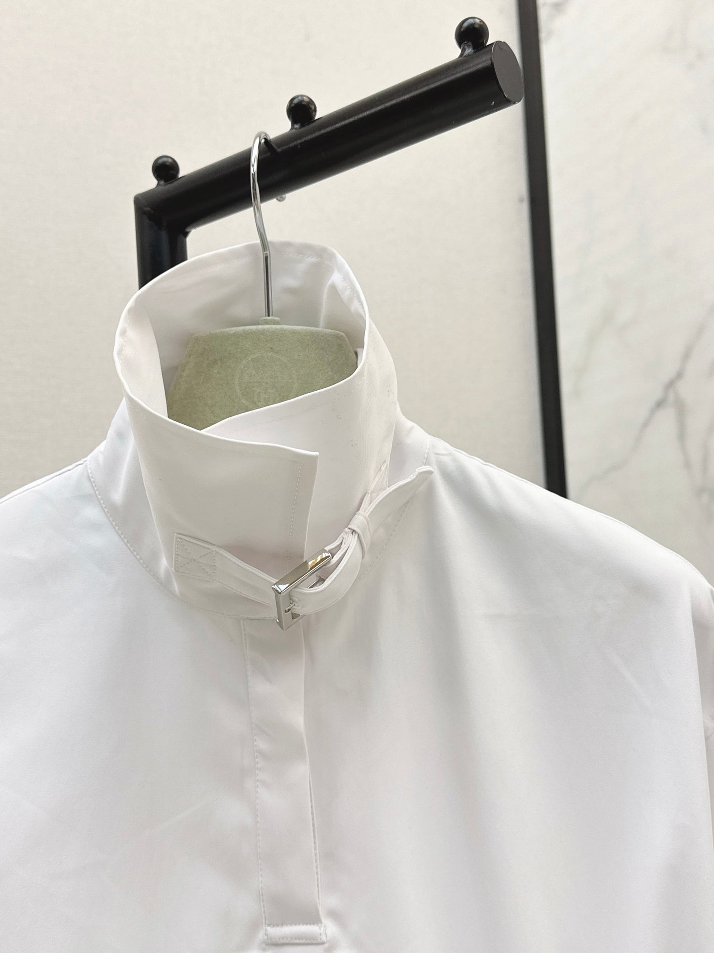 25fw Stand up collar drawstring design dress