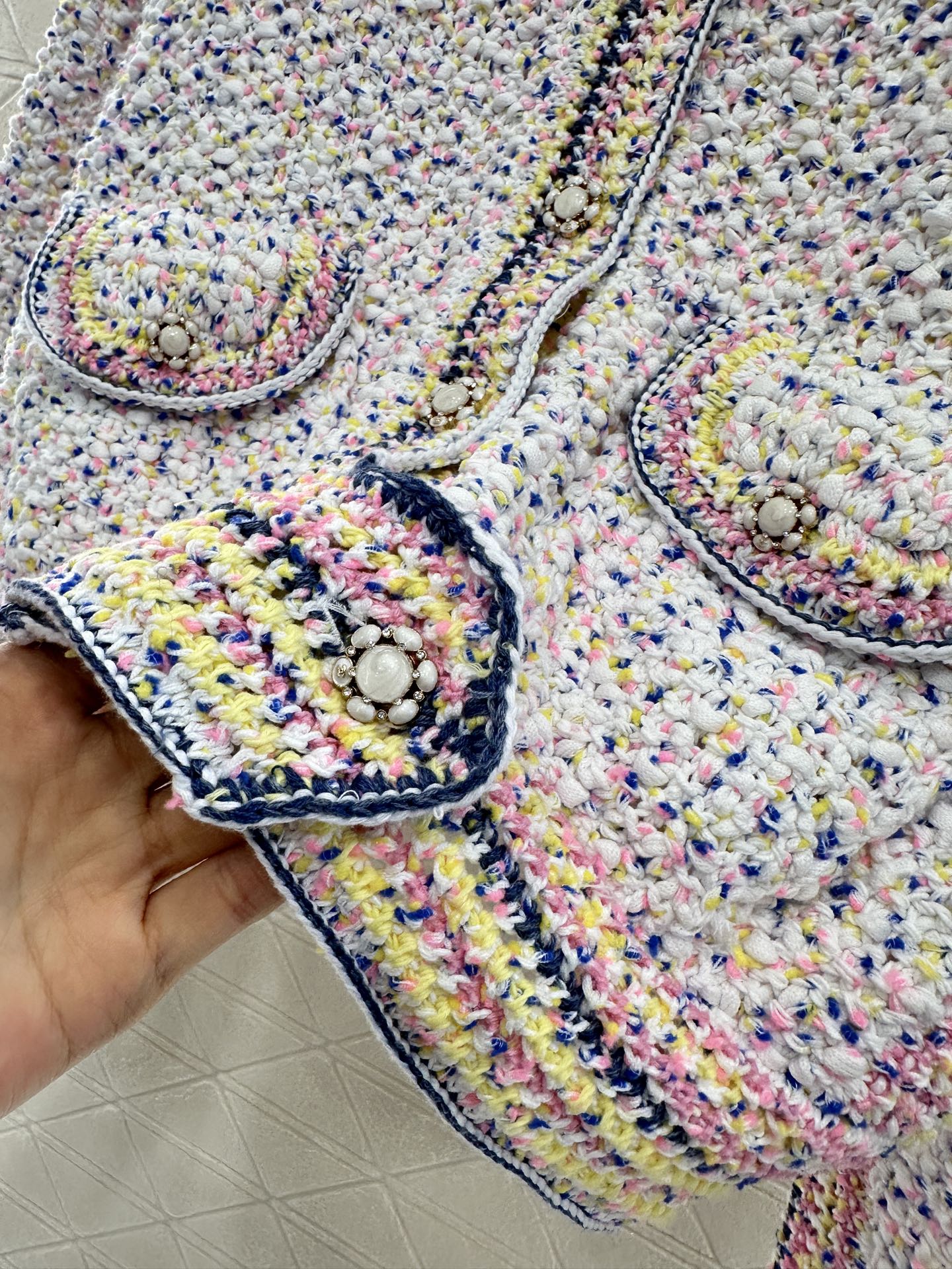 25fw Collar colored dot sweater cardigan