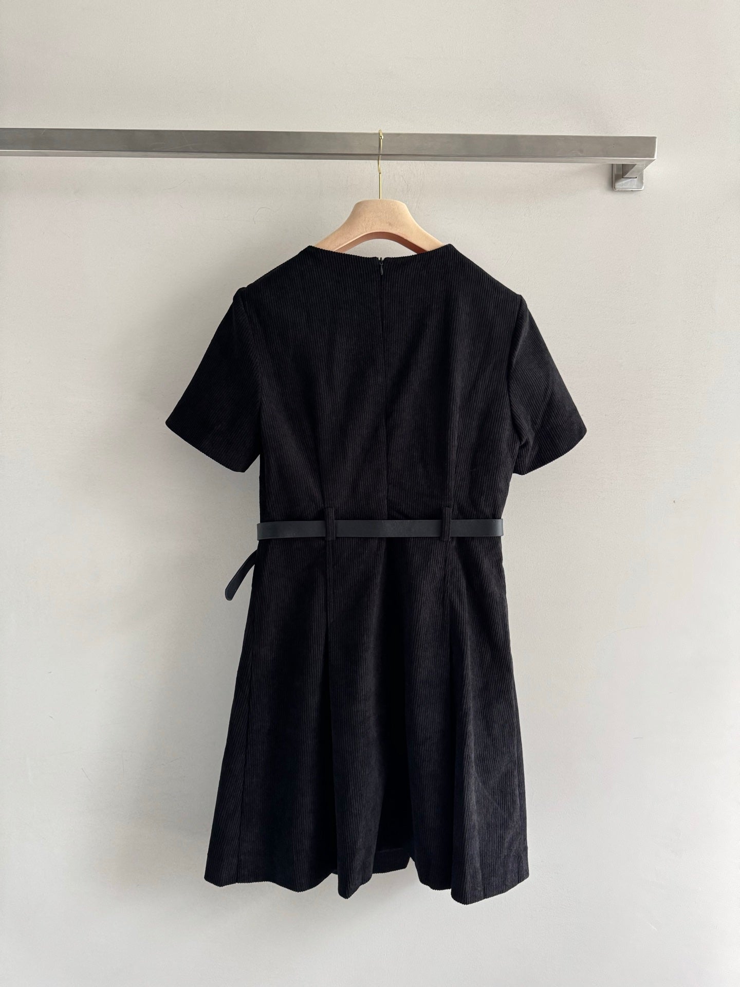 25fw Waist cinched shoulder button slim fit dress