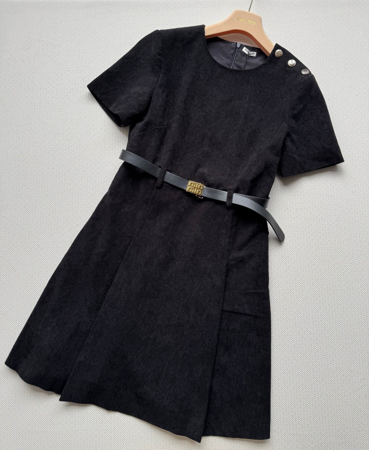 25fw Waist cinched shoulder button slim fit dress