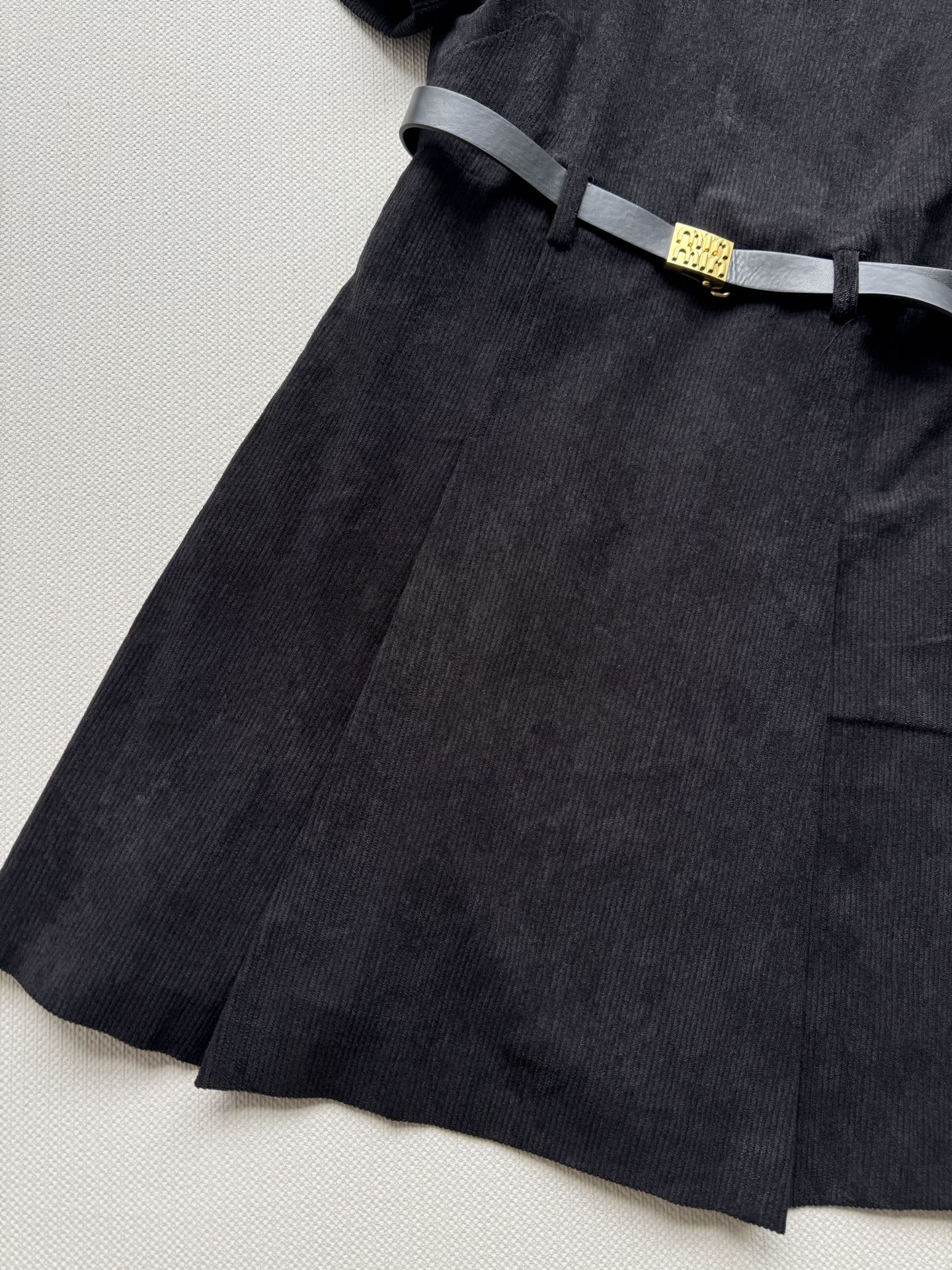 25fw Waist cinched shoulder button slim fit dress