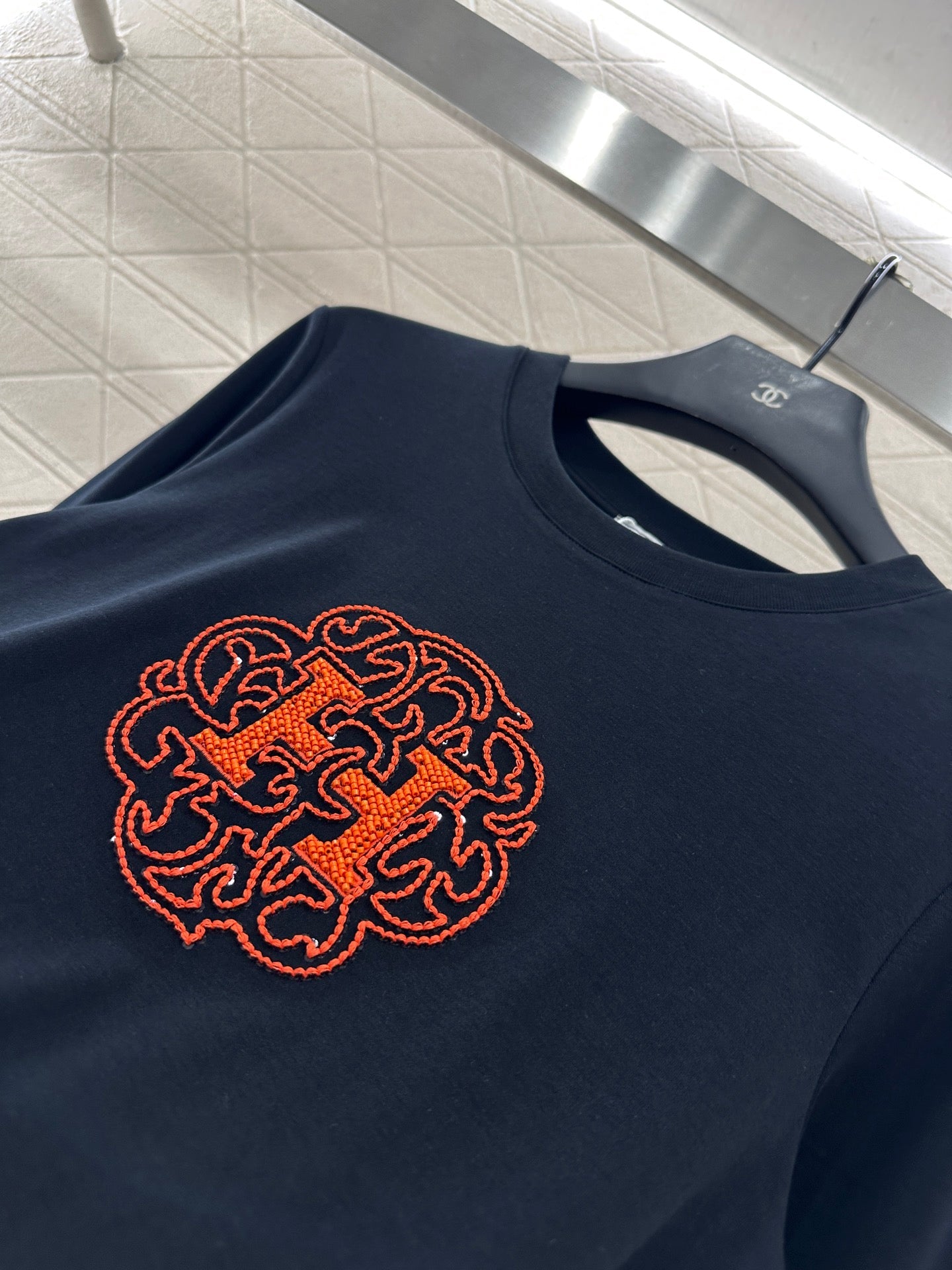 25fw Slim fit beaded logo top