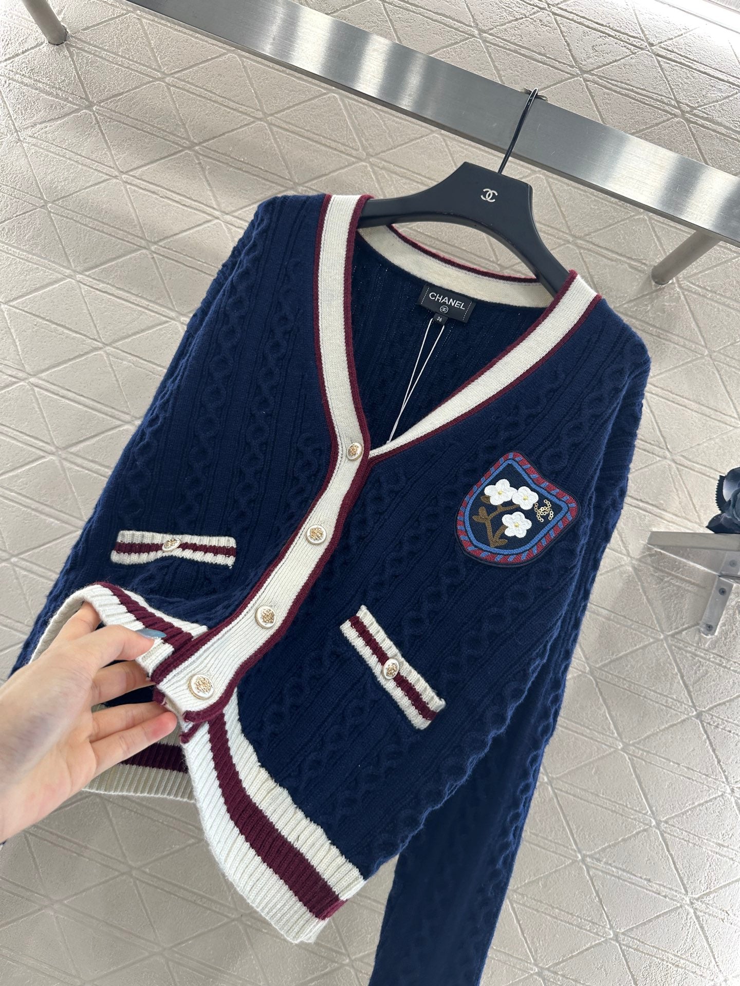 25fw V-neck Fried Dough Twists contrast knitted cardigan