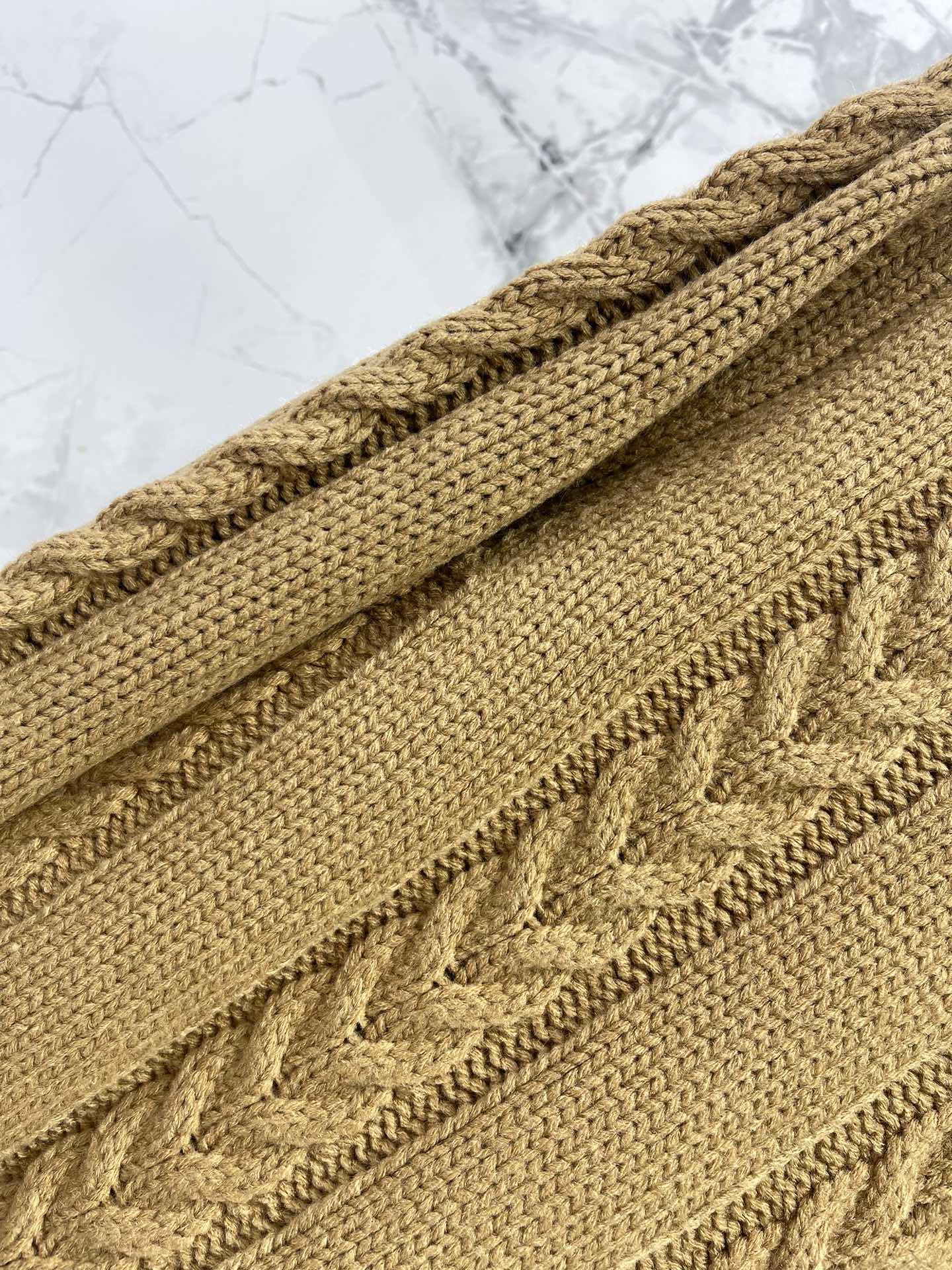 25fw V-neck knitted sweater