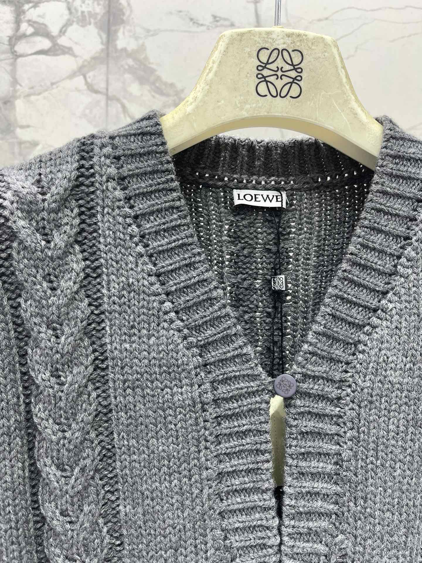 25fw V-neck knitted sweater