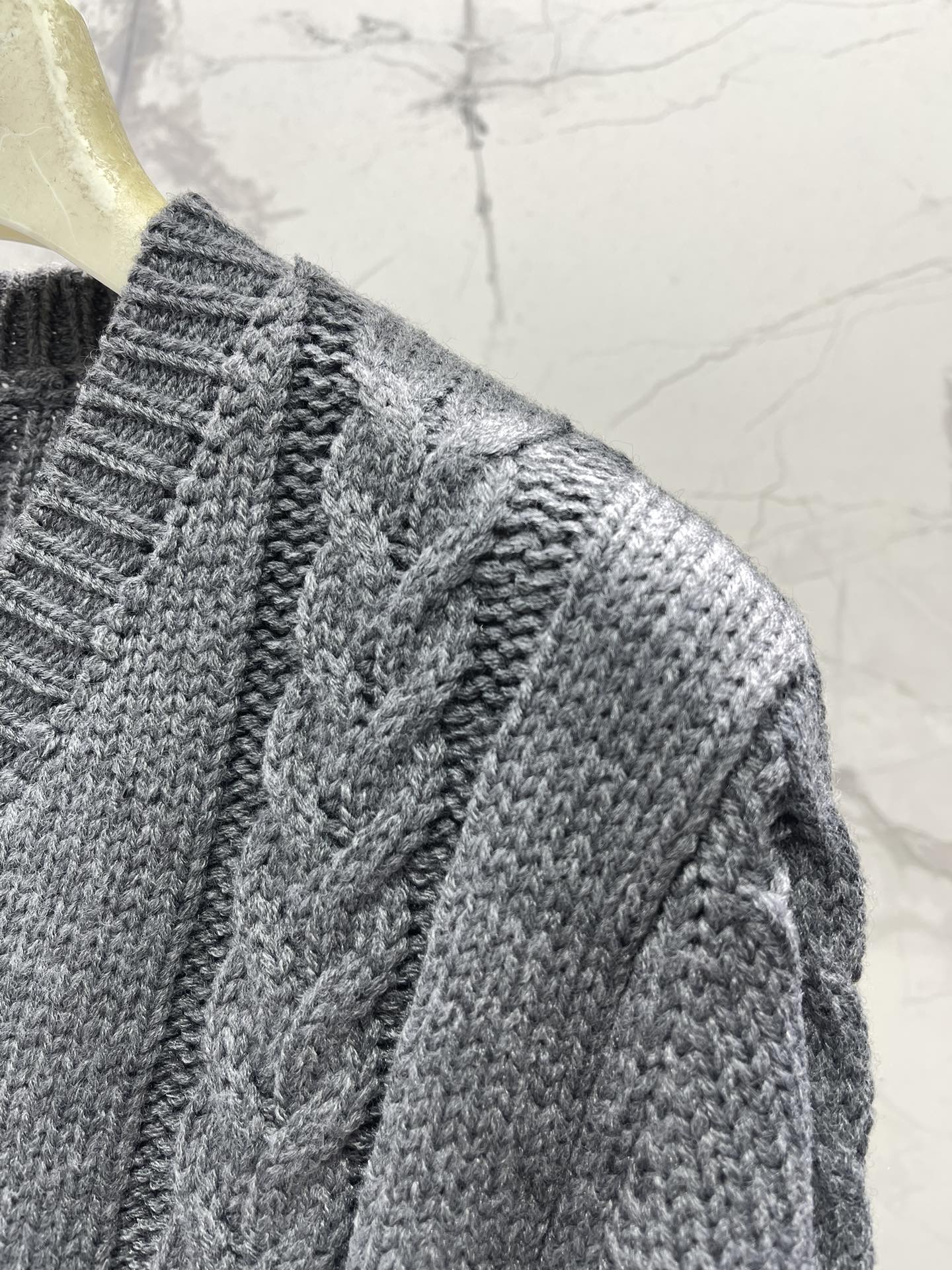 25fw V-neck knitted sweater