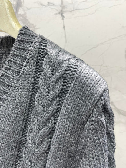 25fw V-neck knitted sweater