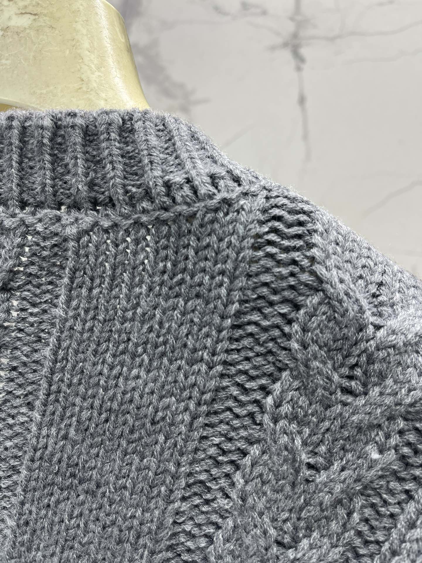 25fw V-neck knitted sweater