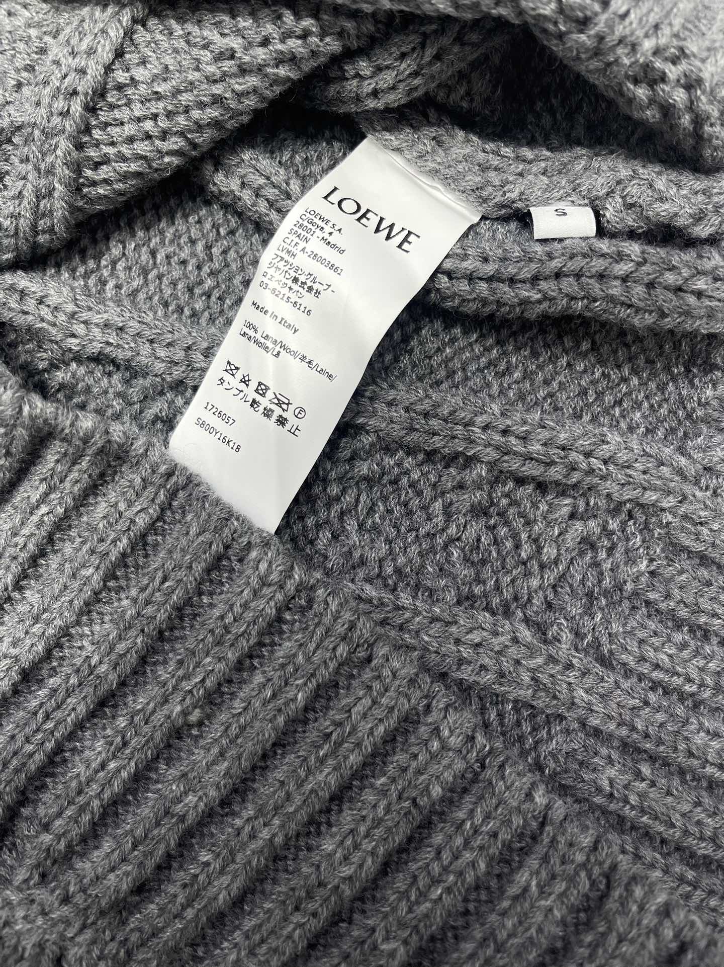 25fw V-neck knitted sweater