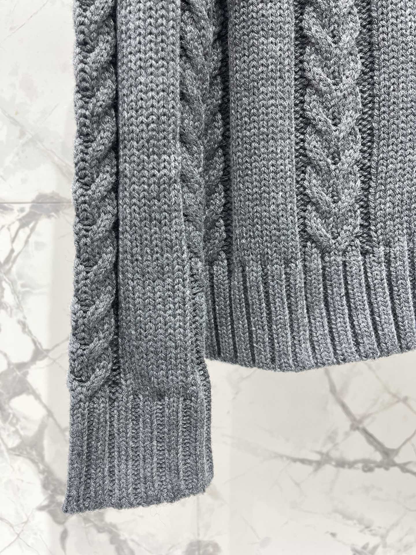 25fw V-neck knitted sweater