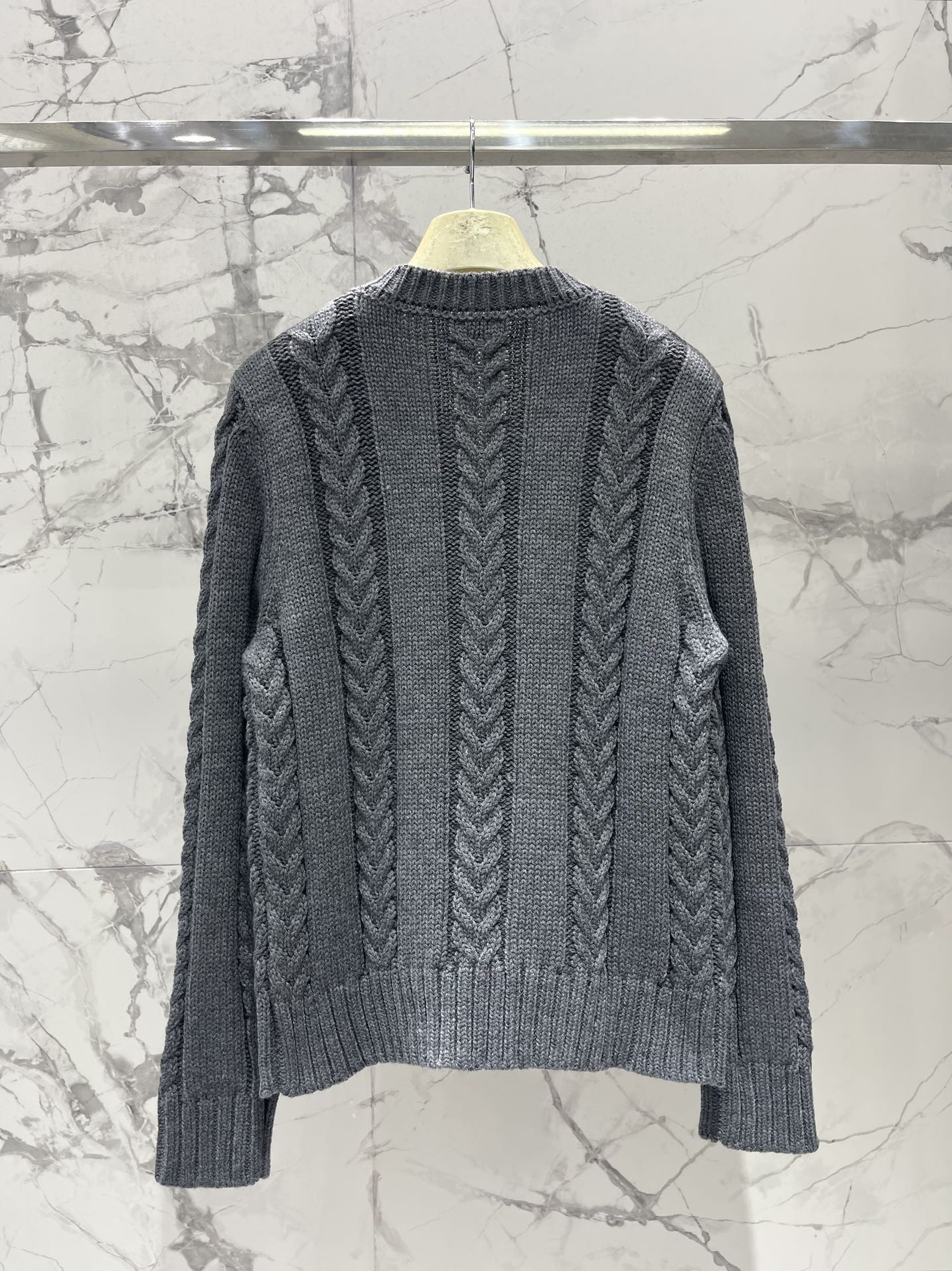 25fw V-neck knitted sweater