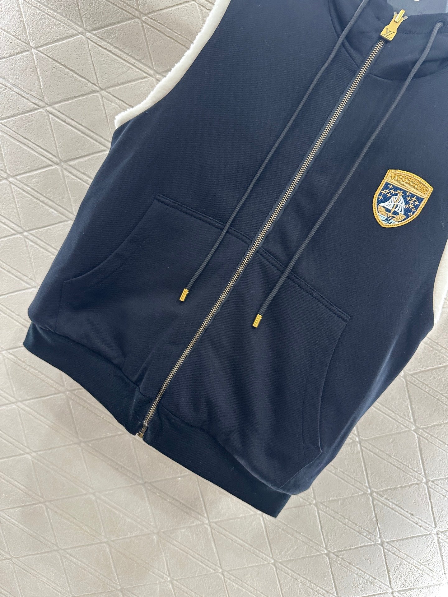 25fw Wear teddy vests on both sides