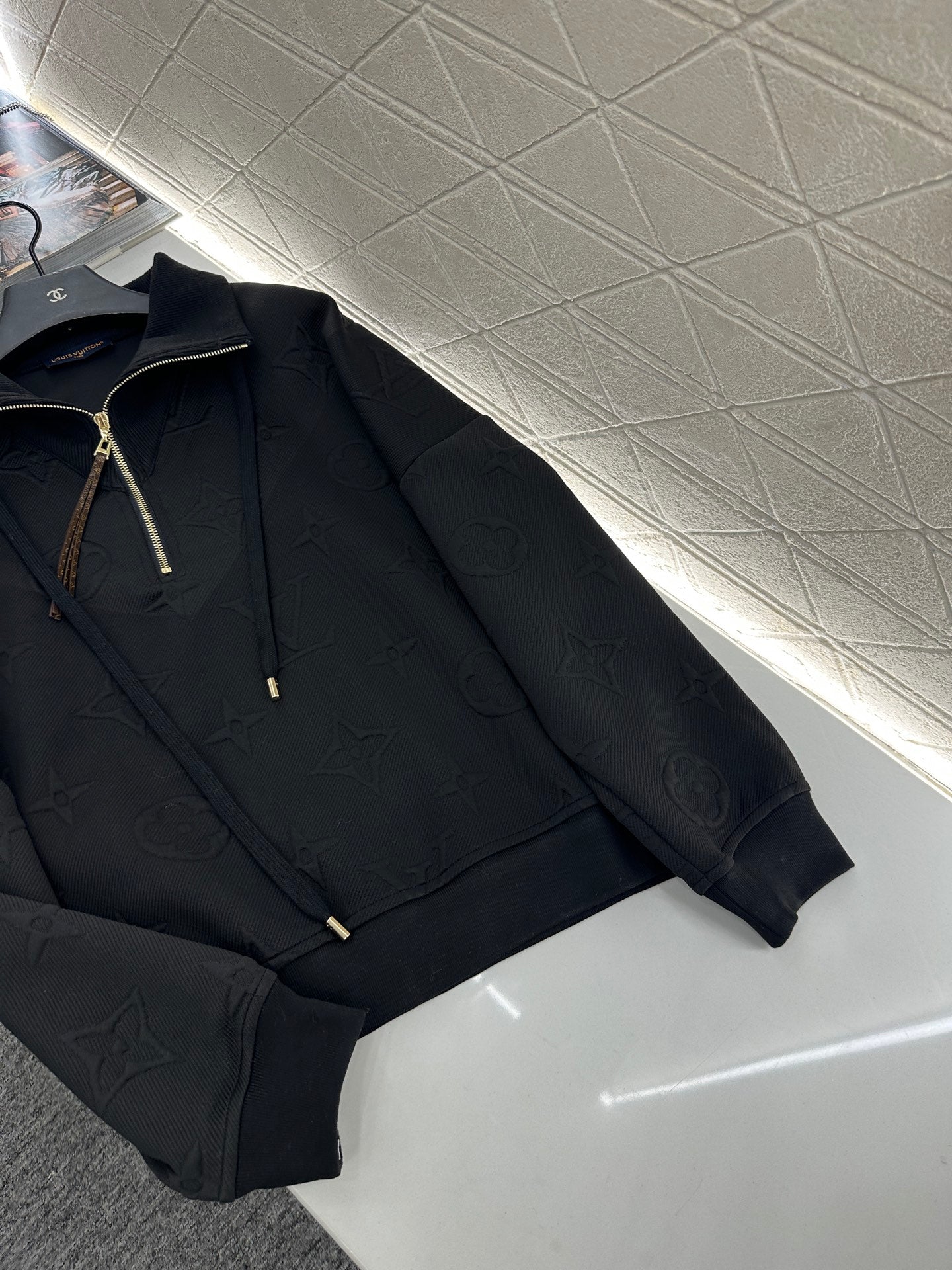 25fw Embossed half open hoodie