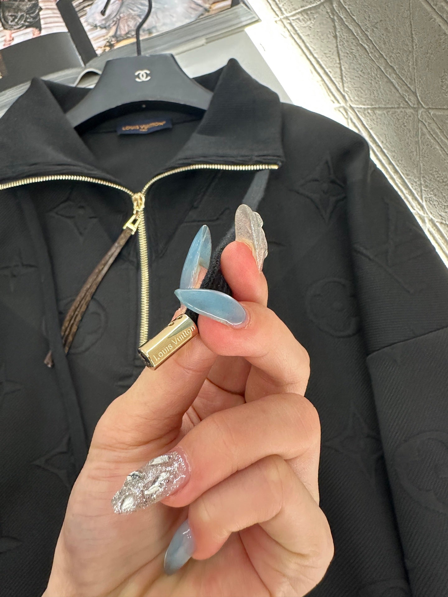 25fw Embossed half open hoodie