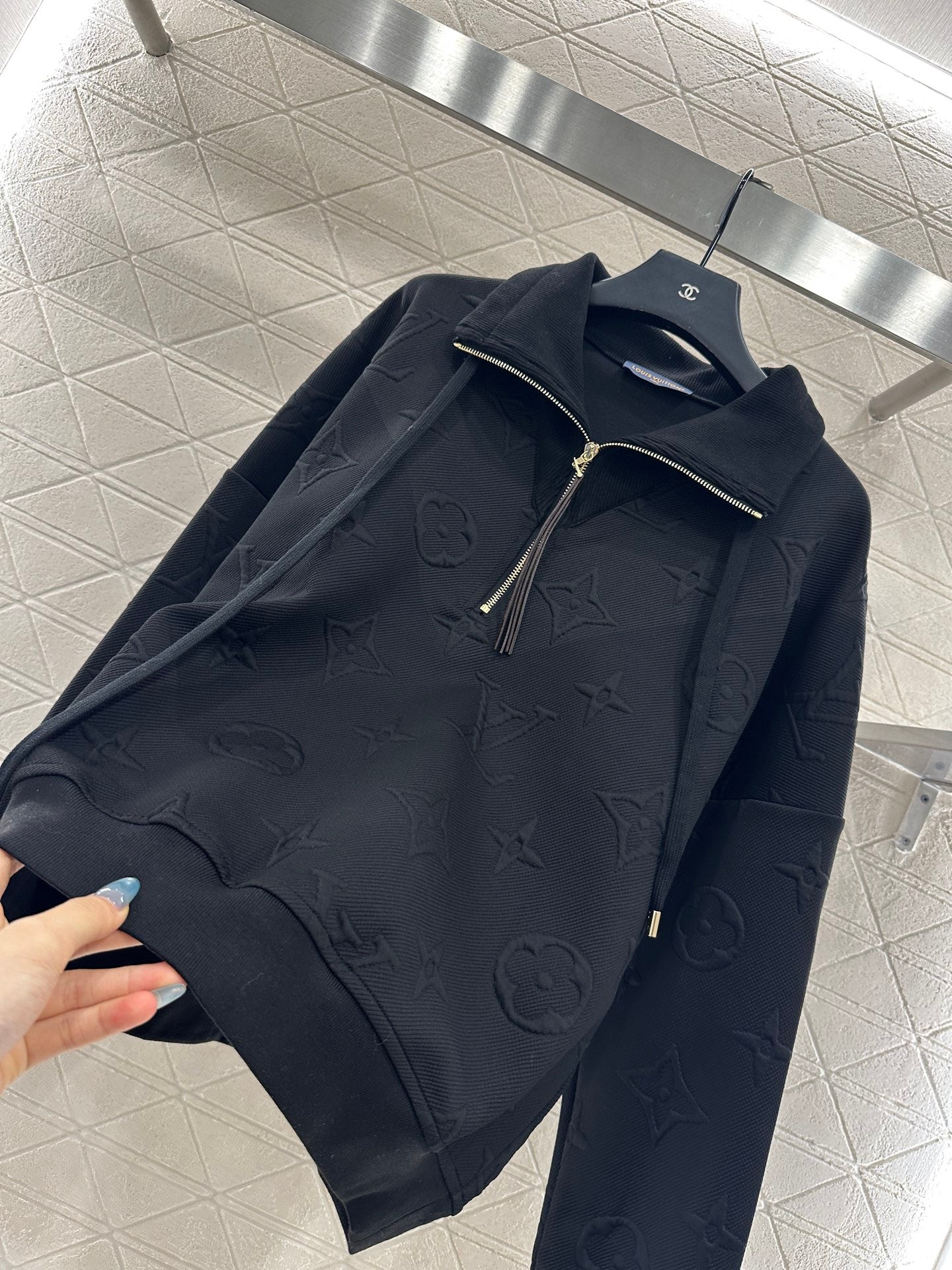 25fw Embossed half open hoodie