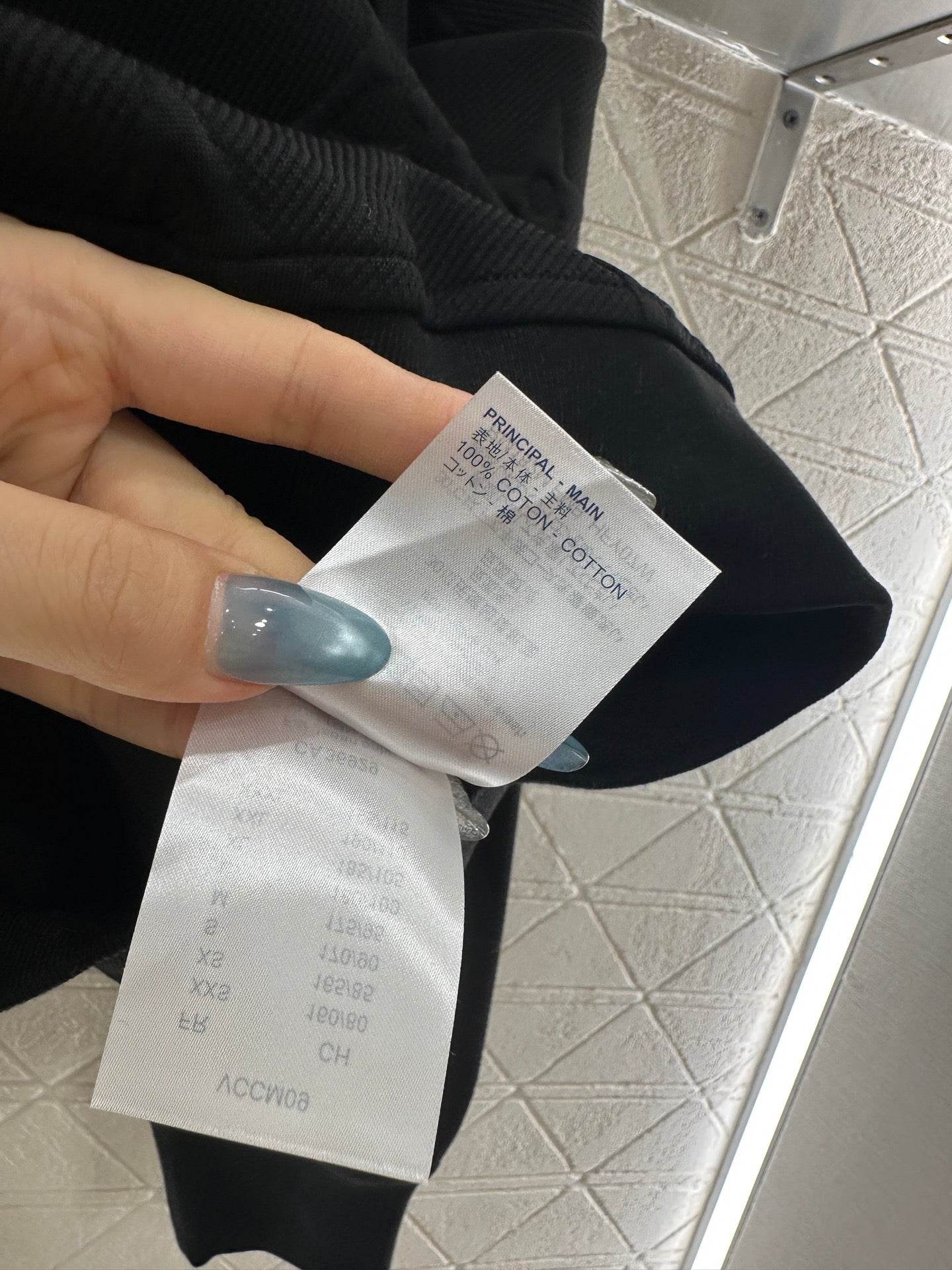 25fw Embossed half open hoodie