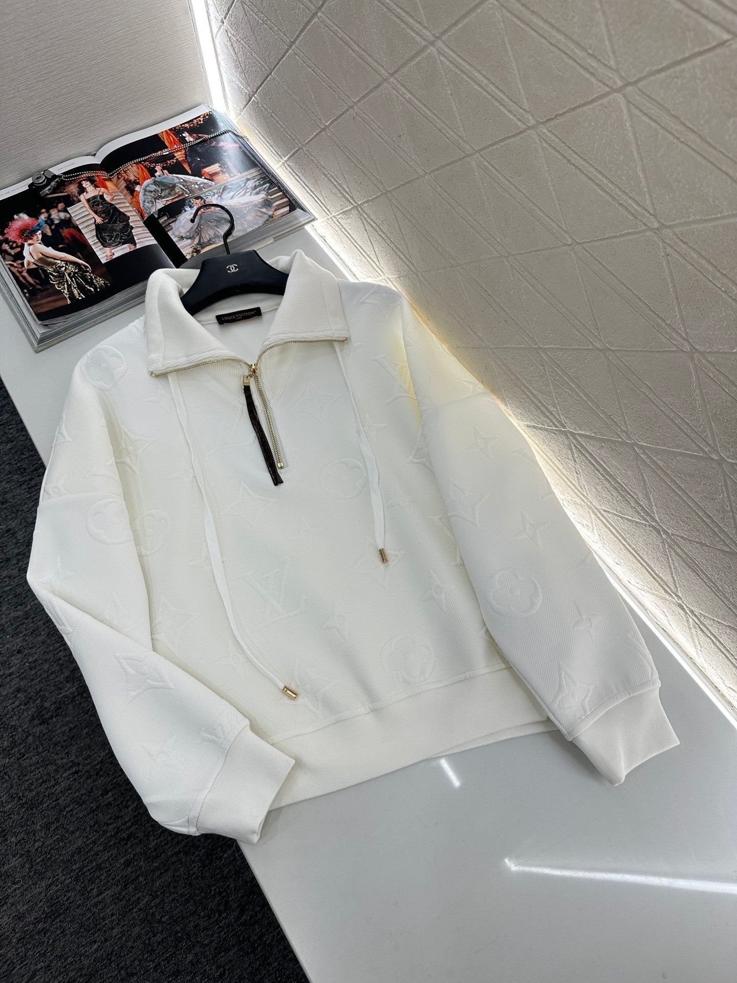 25fw Embossed half open hoodie