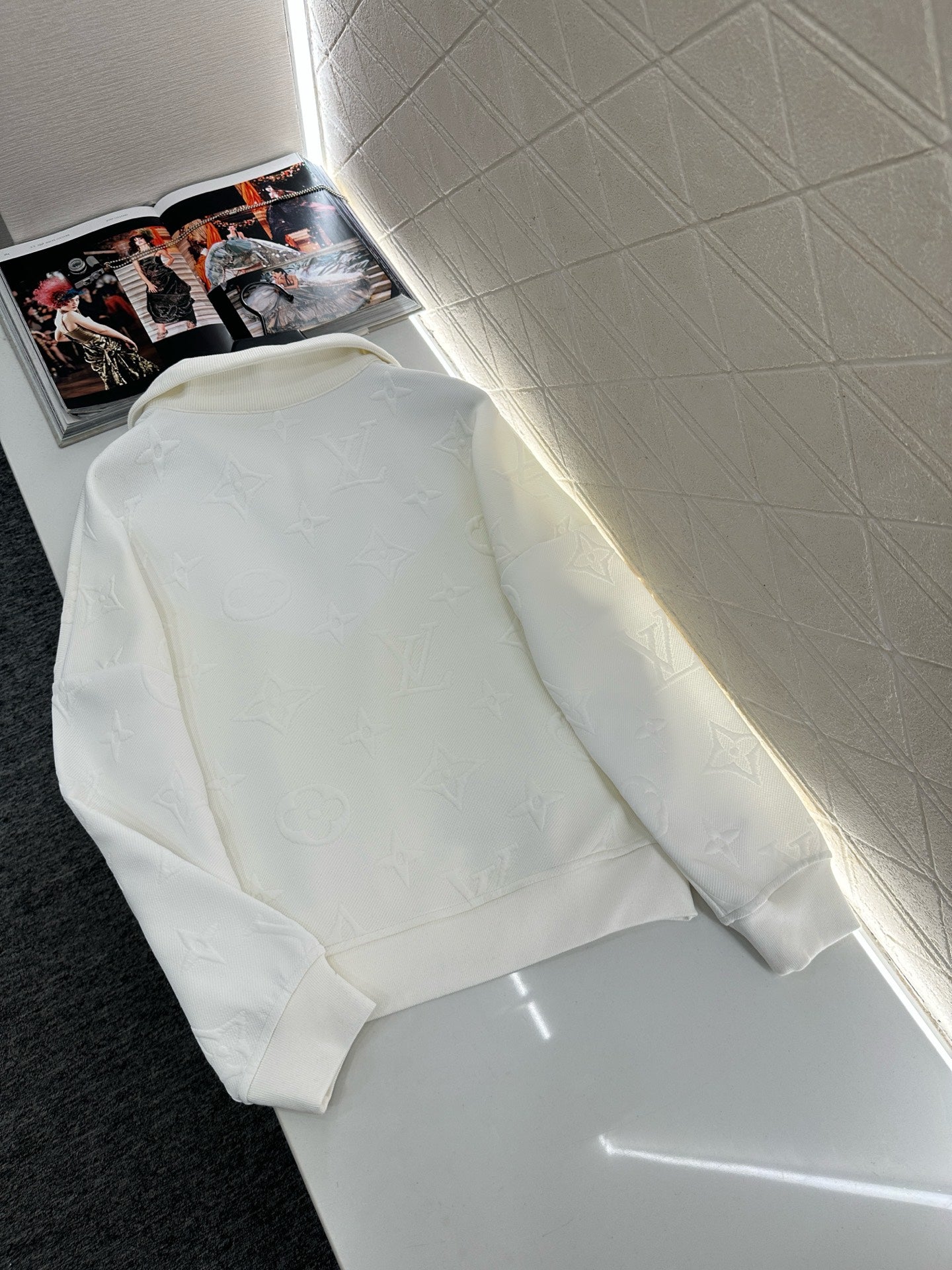 25fw Embossed half open hoodie