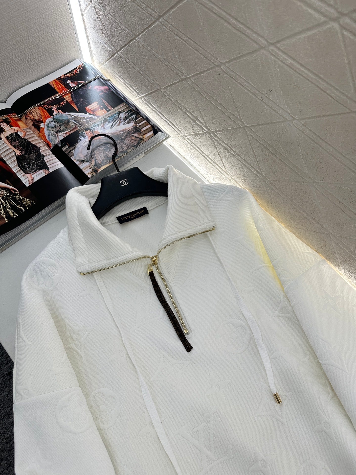 25fw Embossed half open hoodie