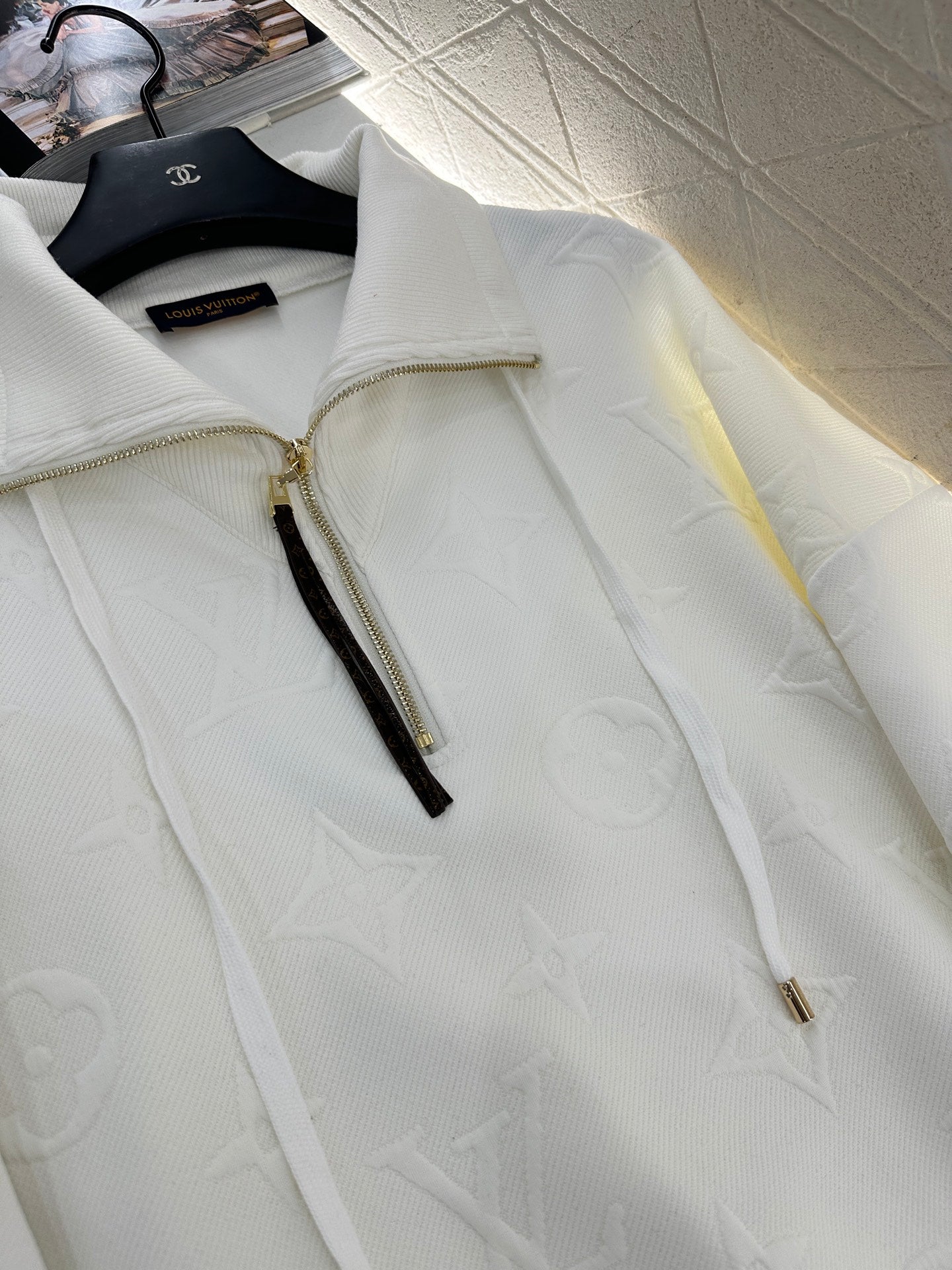 25fw Embossed half open hoodie