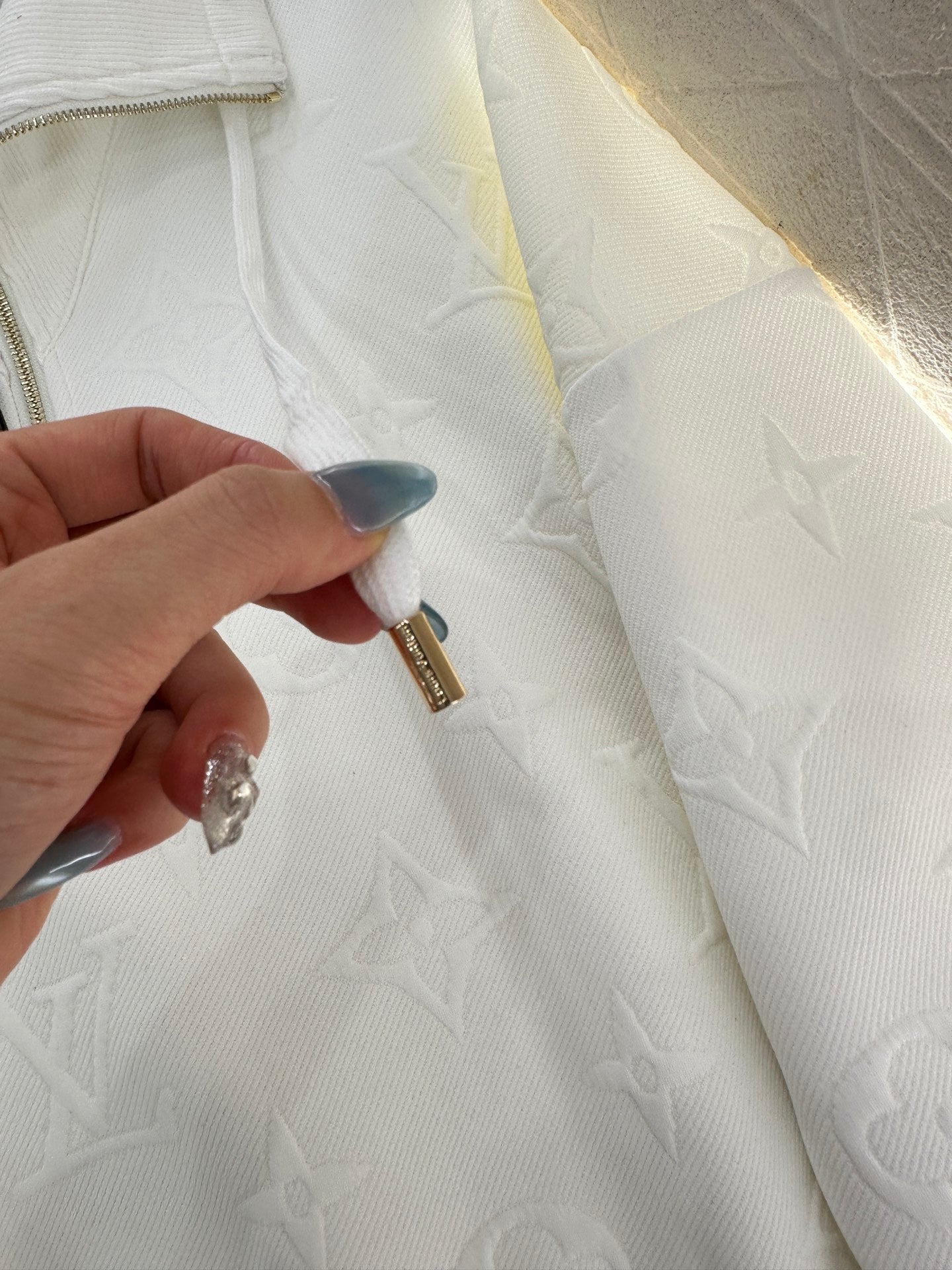 25fw Embossed half open hoodie